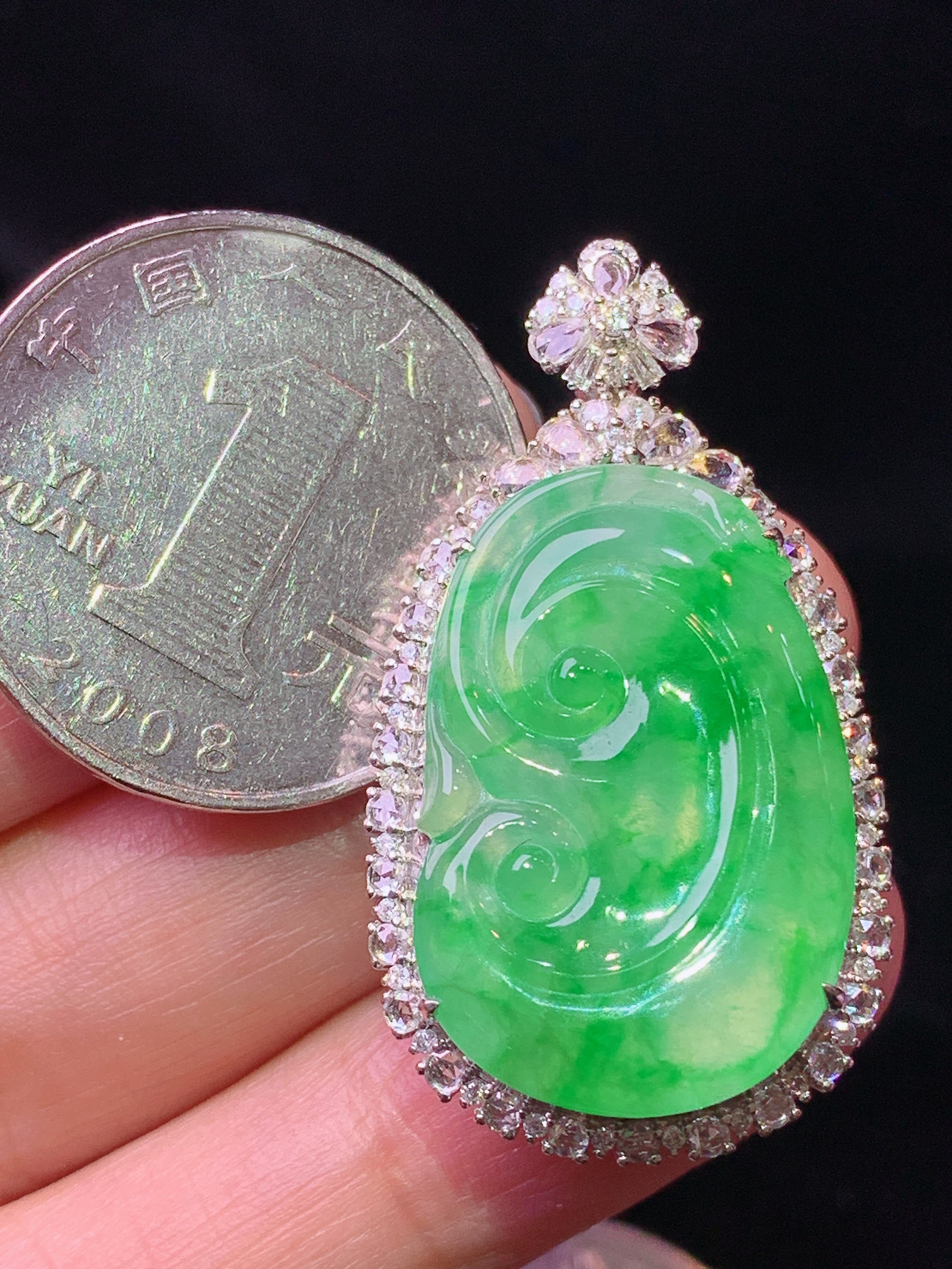 18k金钻镶嵌翠绿如意吊坠 玉质细腻 色泽艳丽清新 水润亮眼 整体尺寸37.5*20.8*9m5