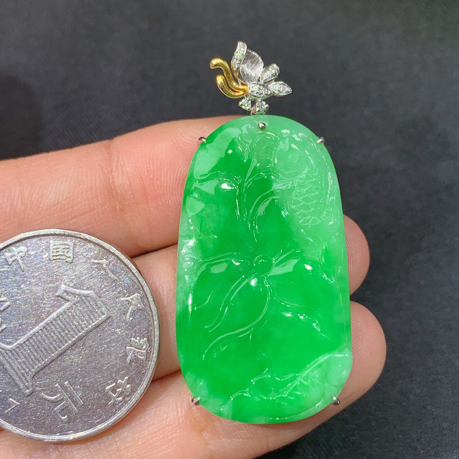 阳绿荷叶鱼吊坠，18k金镶嵌，冰润色阳，玉质细腻，种水足 尺寸43.7*20*4.6