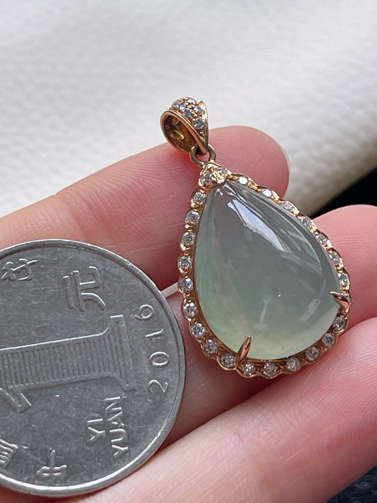 18k金翡翠冰糯种淡绿色水滴型挂件