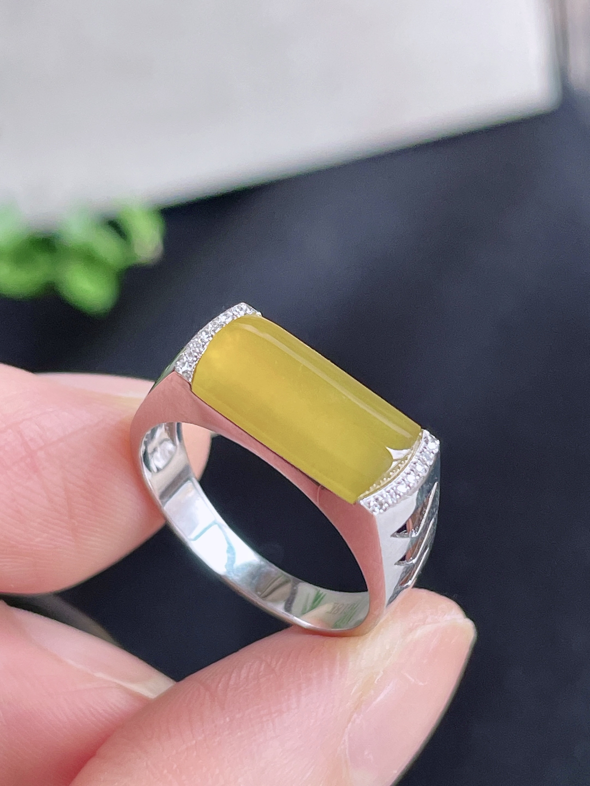 【镶嵌】冰黄翡马鞍戒指
【说明】缅料 18k金镶嵌 完美 性价比高  
【裸石】12.6-6.5-1.7
【圈口】14号.