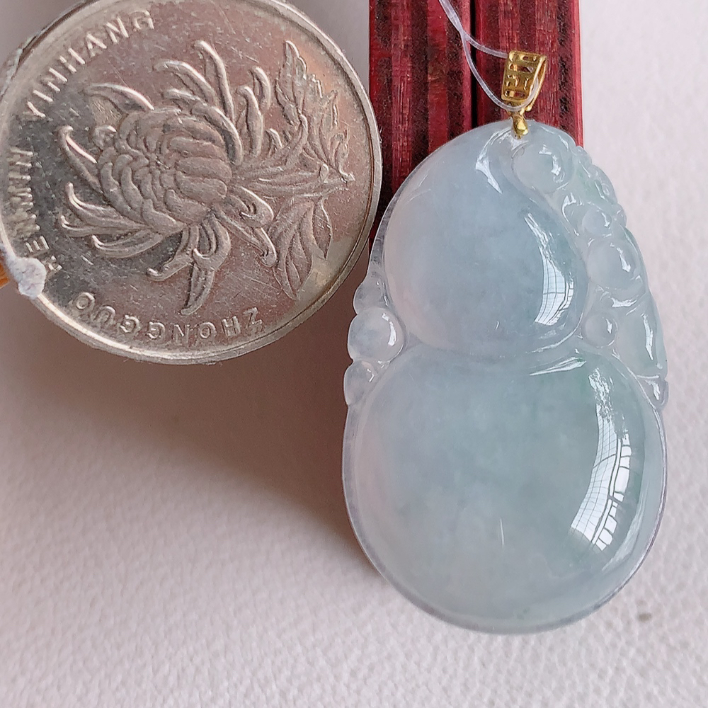 18k金扣冰润葫芦翡翠吊坠  寓意“福禄双全，加官进爵，财源滚滚” 莹润通透，抱满大气  清新脱俗    W49.8 尺寸：33.5-20.2-5.8mm