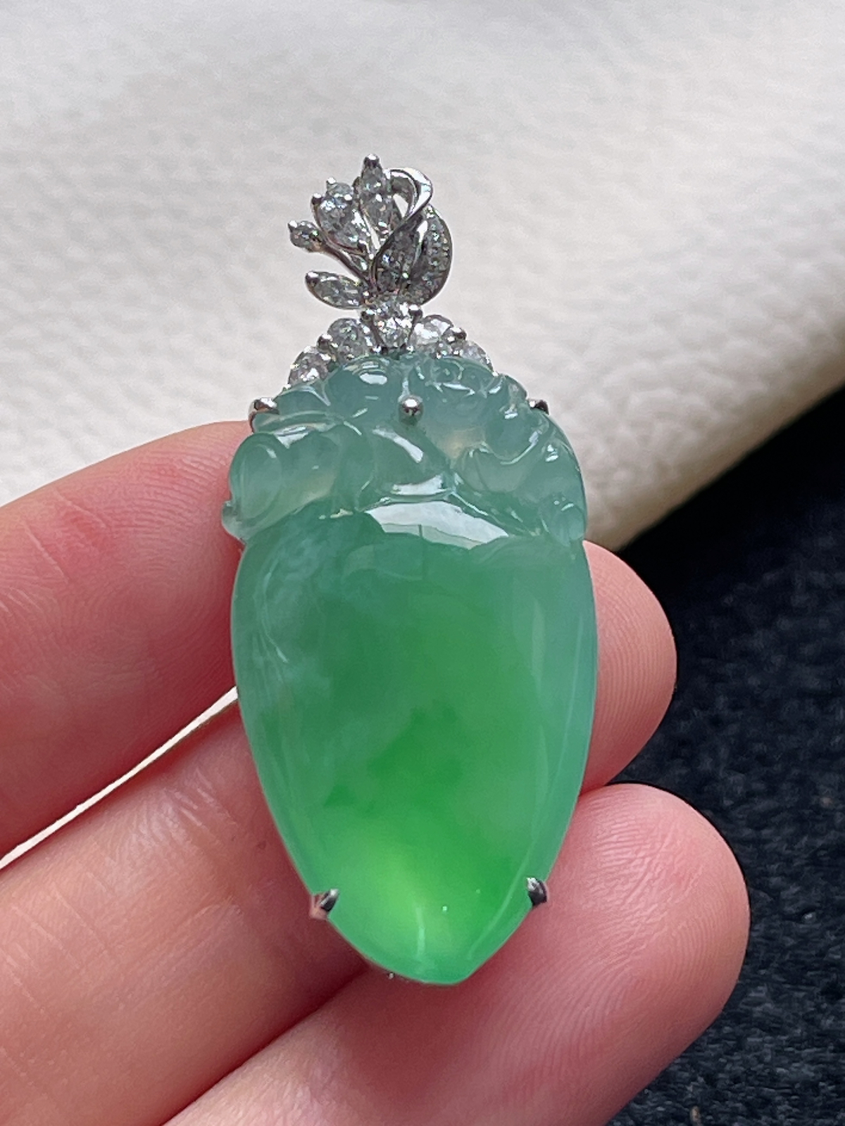 18k金翡翠冰糯种浅绿色福瓜挂件