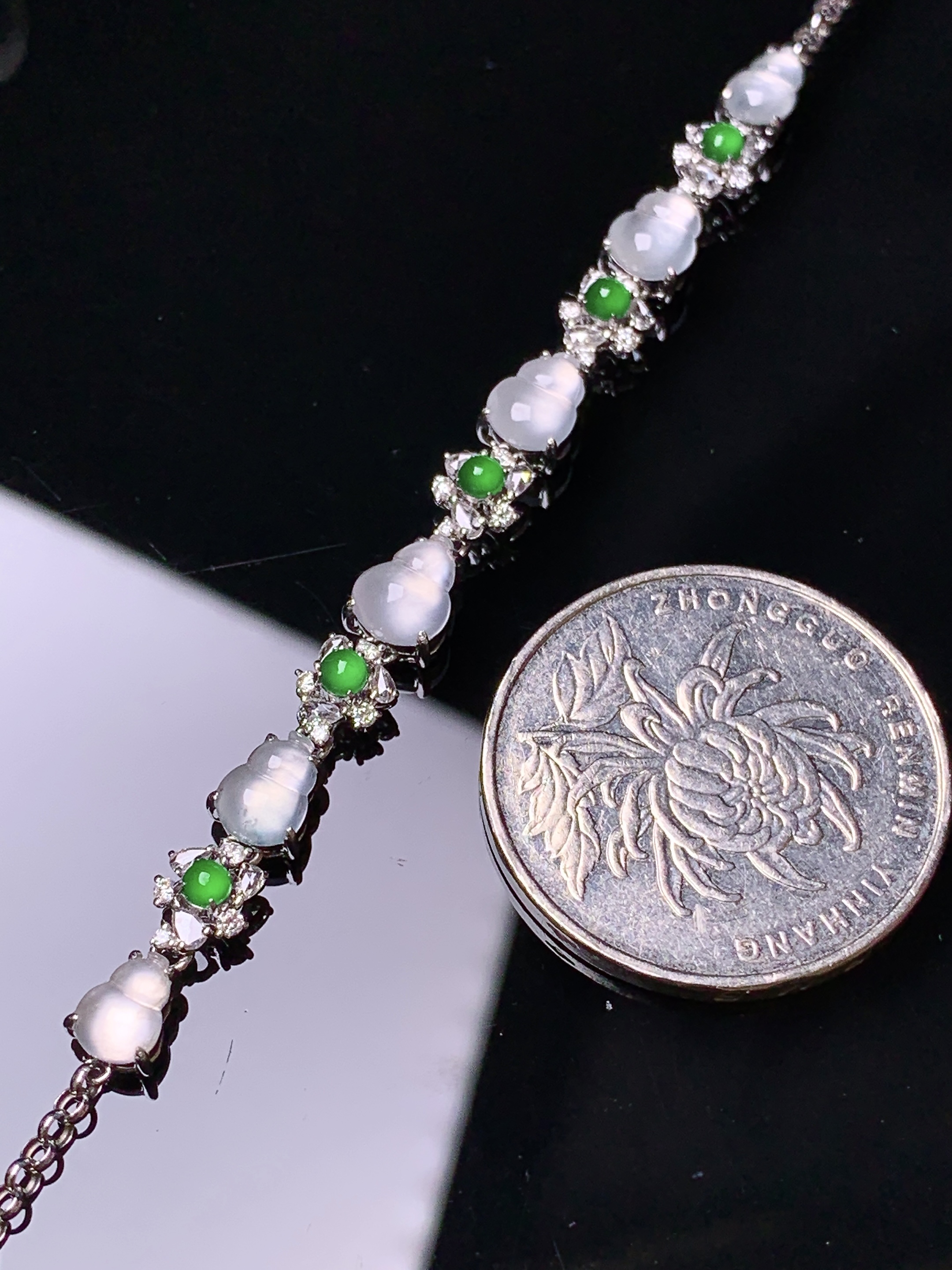 18k金钻镶嵌冰种葫芦手链 玉质细腻 色泽艳丽清新 水润亮眼 整体尺寸160*5*4.8m5