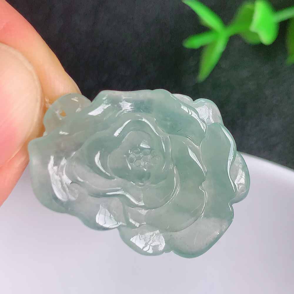 老坑冰润莲花挂件，种水上乘，肉质水润细腻，晶体结构致密，莹润通透，颜色清爽干净，色泽纯正  W49.8  尺寸：28.5-20.8-5.5mm