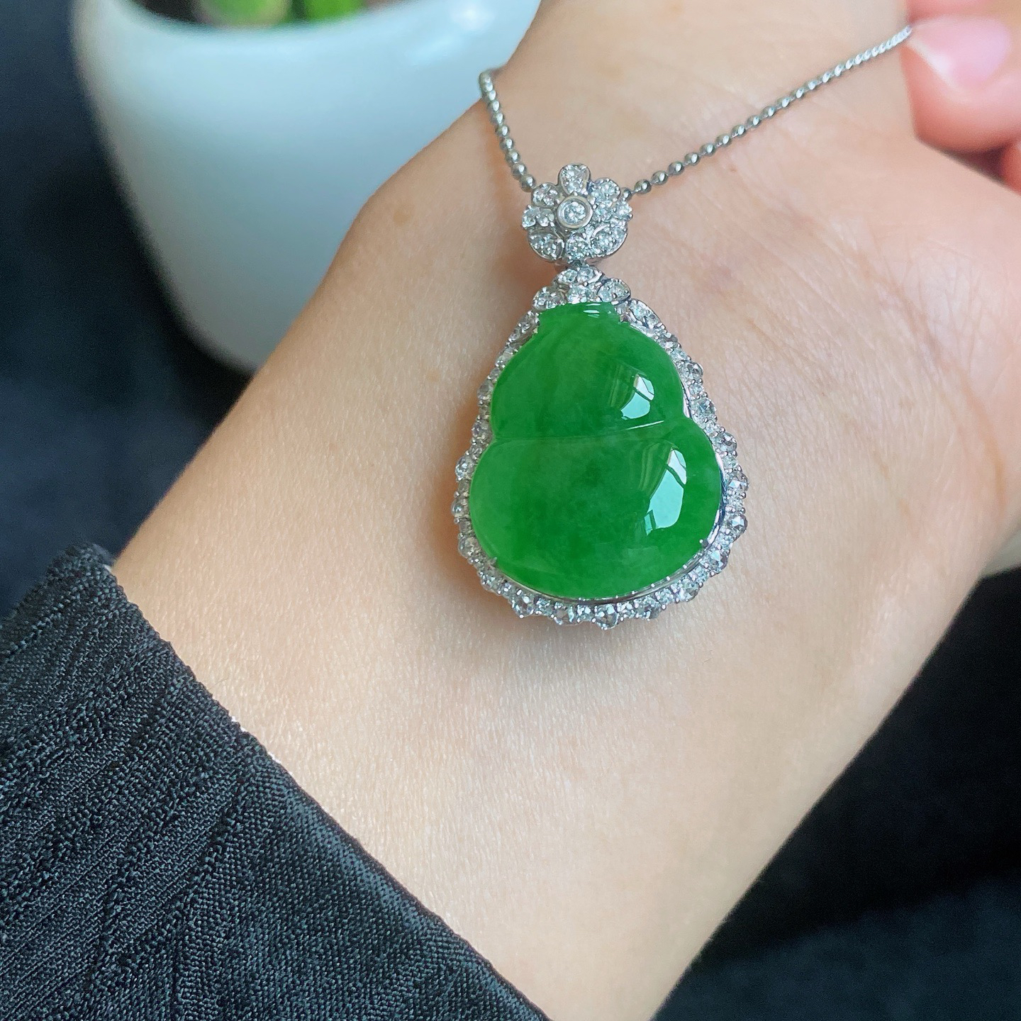 冰阳绿葫芦吊坠 
种好肉细，精致简约
饱满可爱，18k金镶嵌
尺寸如图一  实物更美～