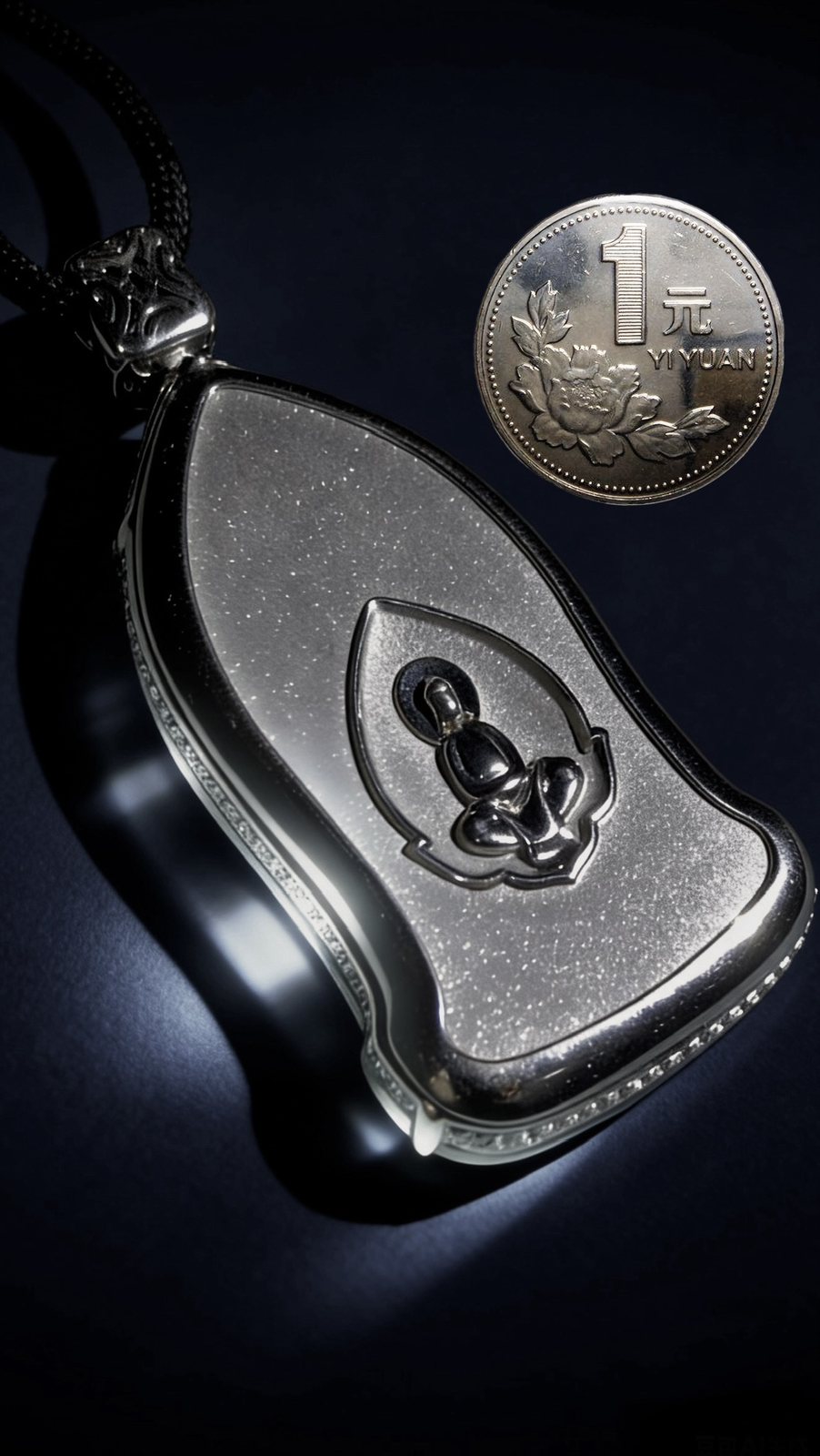 【凝心净世】，观自在菩萨，净瓶观音，
山海玉雕作品，裸石50-27.5-4.5mm，
整体59.5-28-10.5mm，33g，
18K金，南非钻，。