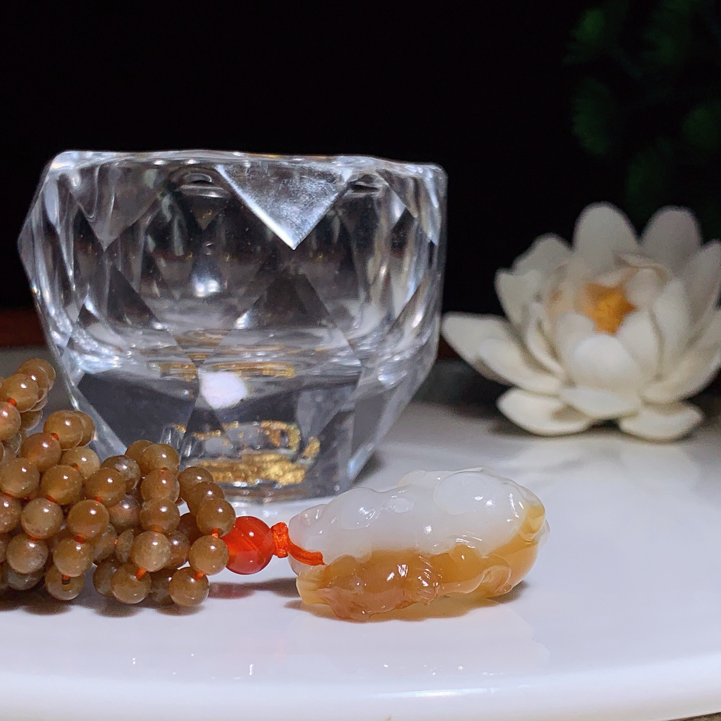 新疆和田玉且末糖马上封侯挂件。尺寸28/13/17重22.5克 玉质细腻油润 底色纯净 脂粉好，品质好。lt260407