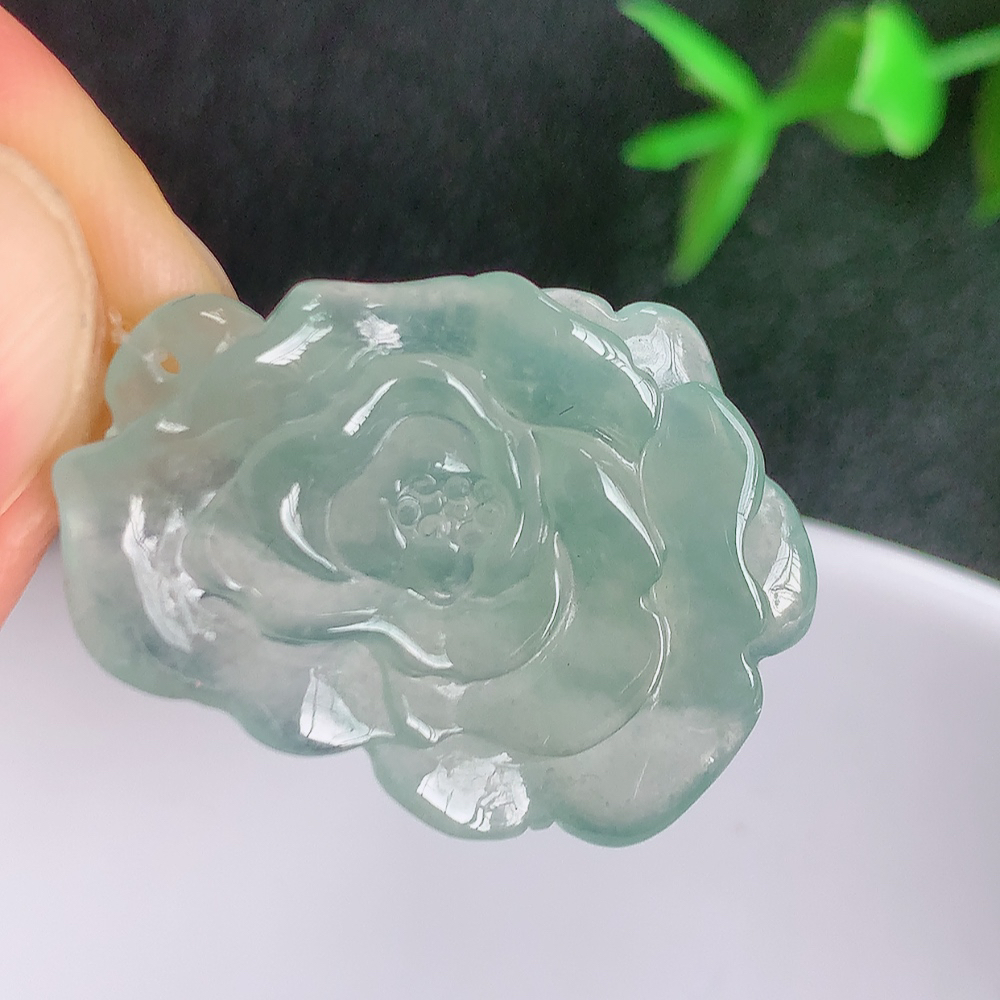 老坑冰润莲花挂件，种水上乘，肉质水润细腻，晶体结构致密，莹润通透，颜色清爽干净，色泽纯正  W49.8  尺寸：28.5-20.8-5.5mm