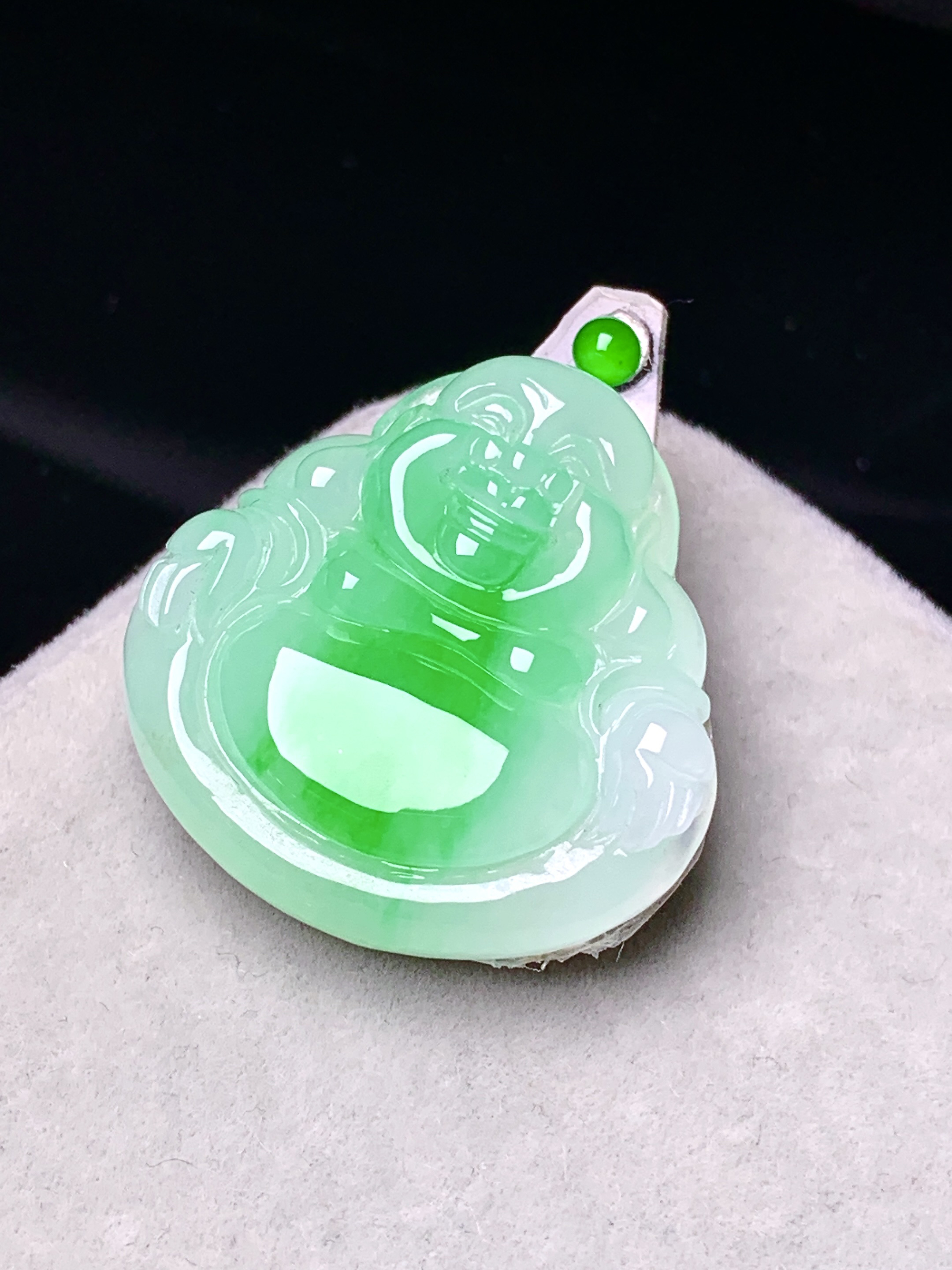 镶嵌款 飘绿佛公吊坠 玉质细腻 色泽艳丽清新 水润亮眼 整体尺寸24.5*24*6.5*2x