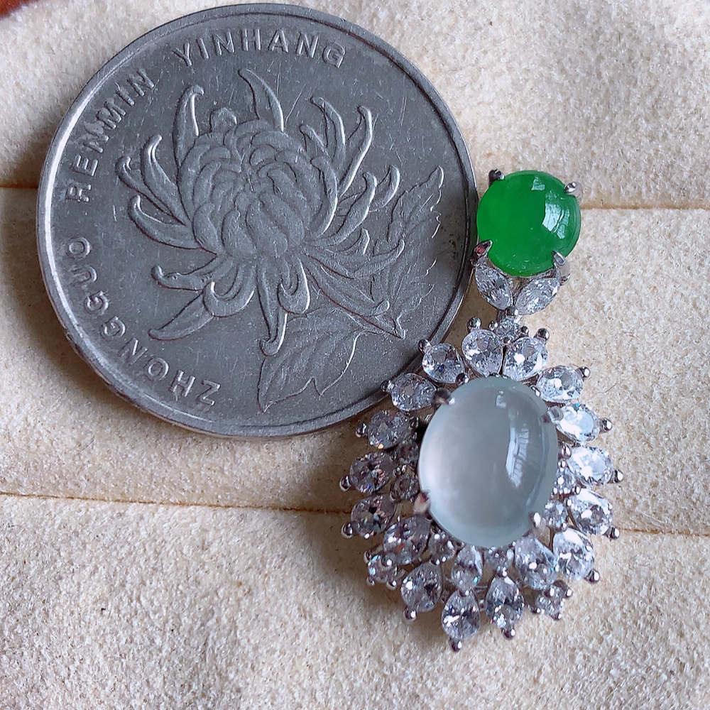 冰蛋面翡翠吊坠，质地细腻，清秀高雅，饱满圆润  款式大方经典，颜色鲜艳，沁人心脾，高质量精品   925银饰镶嵌 W502.8 整体尺寸：26.5-15-8.8mm   裸石尺寸：8.6-6.8mm