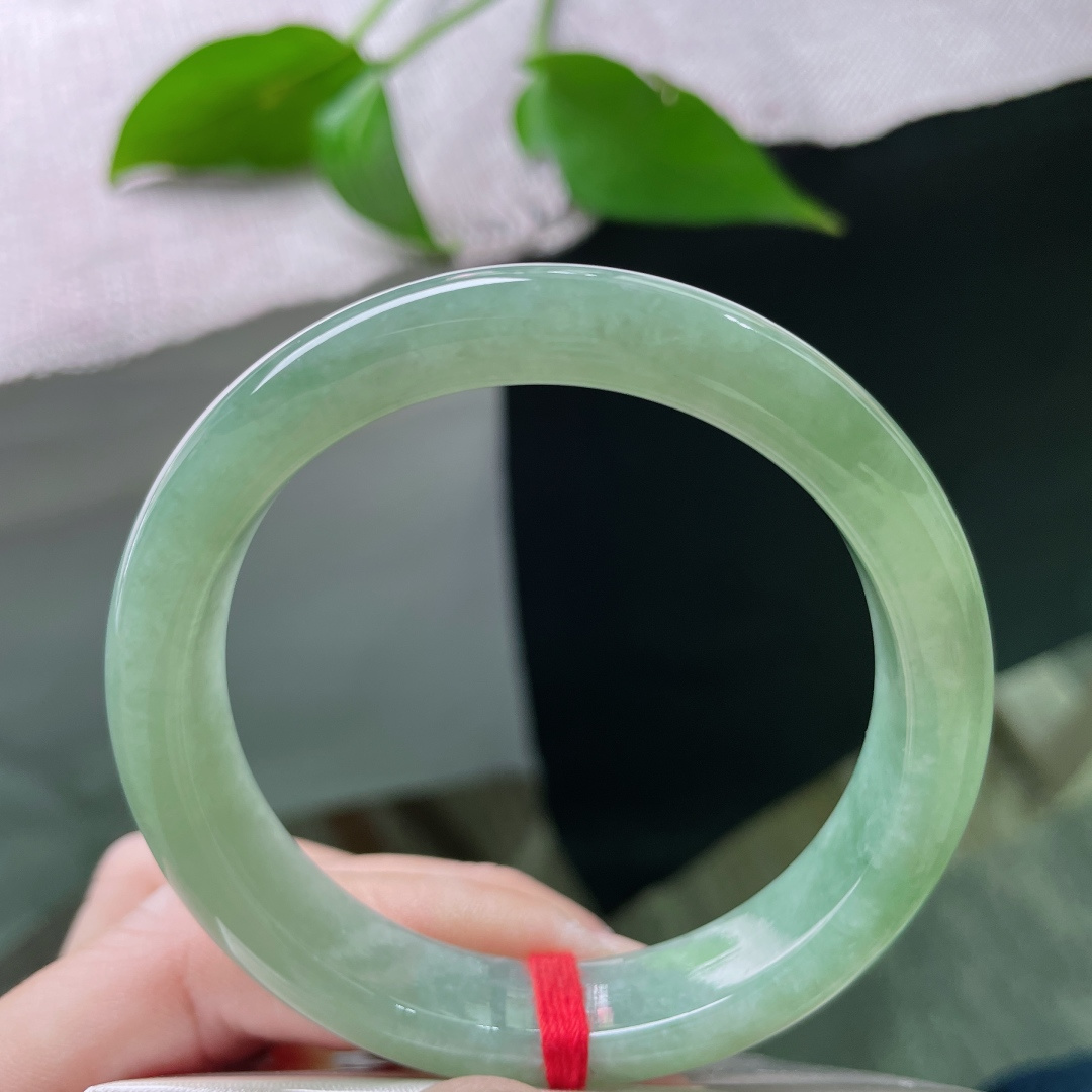 54.5/12.1/7.9，湖水绿正圈，水头好，种老，浅绿凝脂，越戴越润。。ss46669a