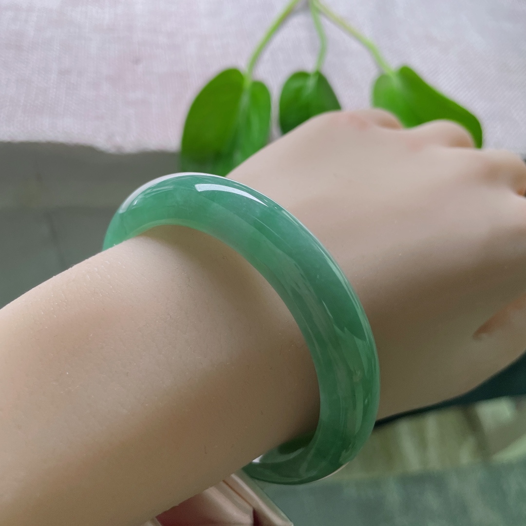 54.5/12/7.8，绿底正圈，水润，质地温润细腻，心若向绿，处处青山。一点皮纹，ss50144a