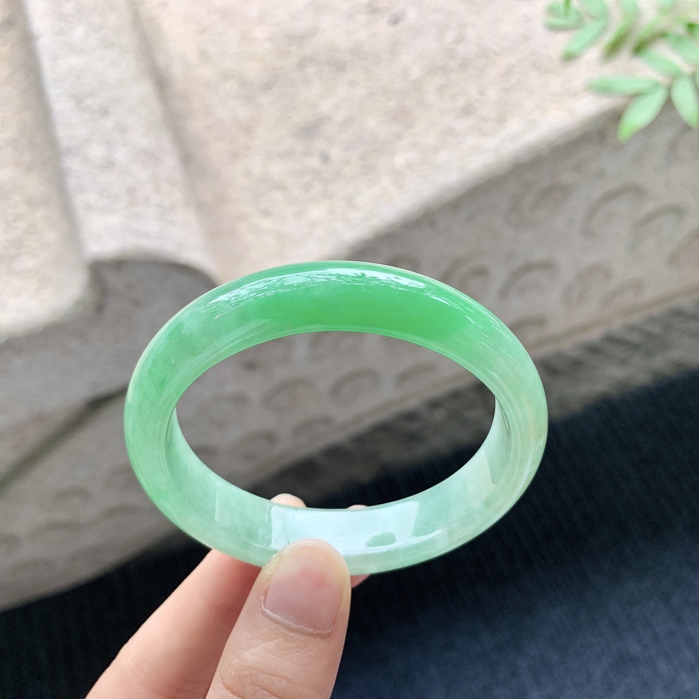 贵妃53 54 【圈口】54/47/13/7.2 【编码】A1041044 【描述】糯冰辣阳绿，水润，种老，细腻，打灯有棉线