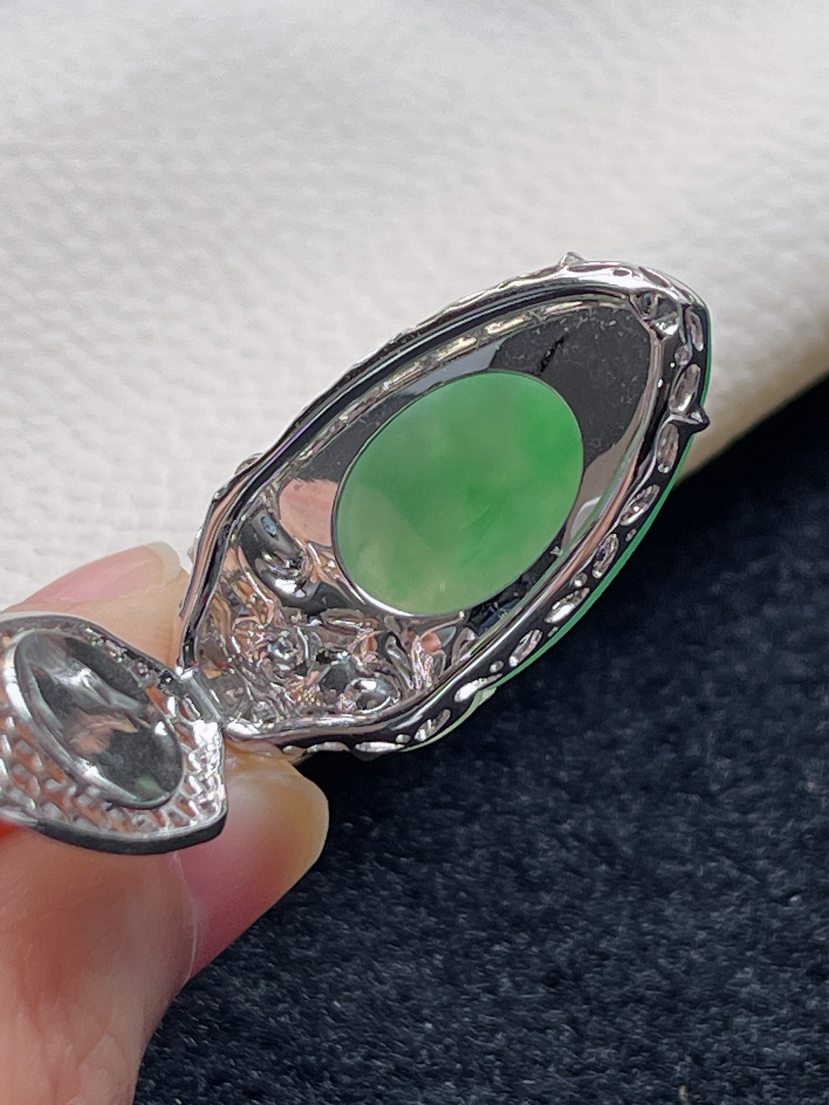 18k金翡翠冰糯种浅绿色福瓜挂件