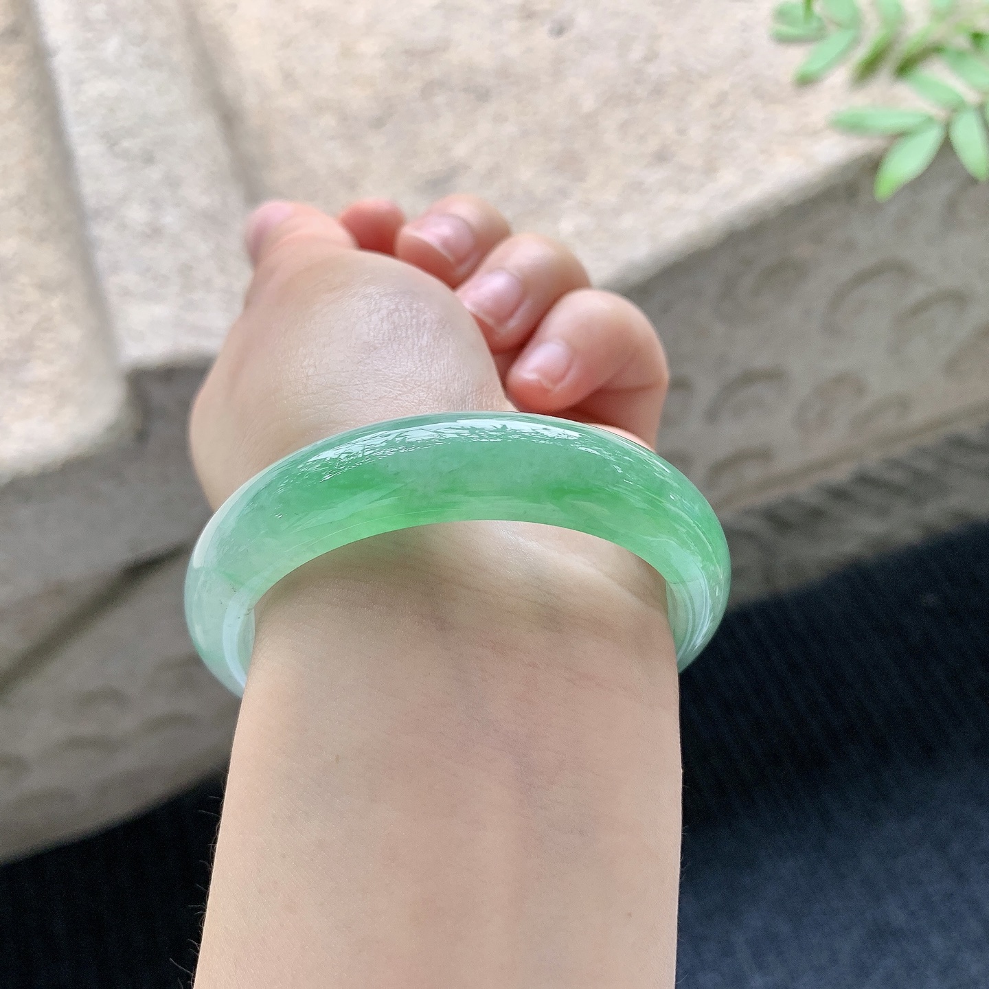 正圈50 51 【圈口】51.5/12/7.2 【编码】A1041041 【描述】糯冰飘绿，水润，种老，细腻，有纹线