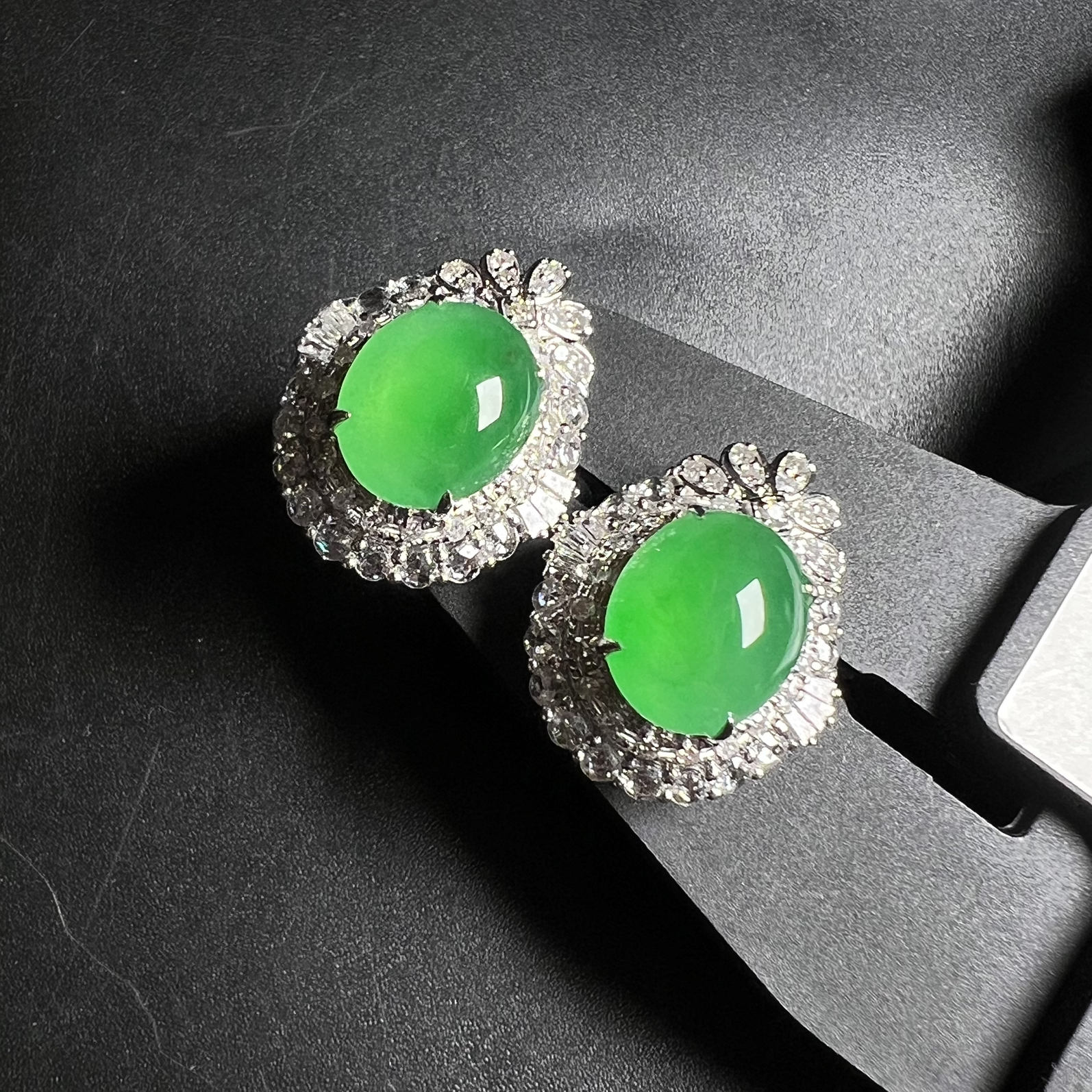 满绿蛋面耳钉整体尺寸17.7*15*10.5 裸石尺寸10*8.3*4.5