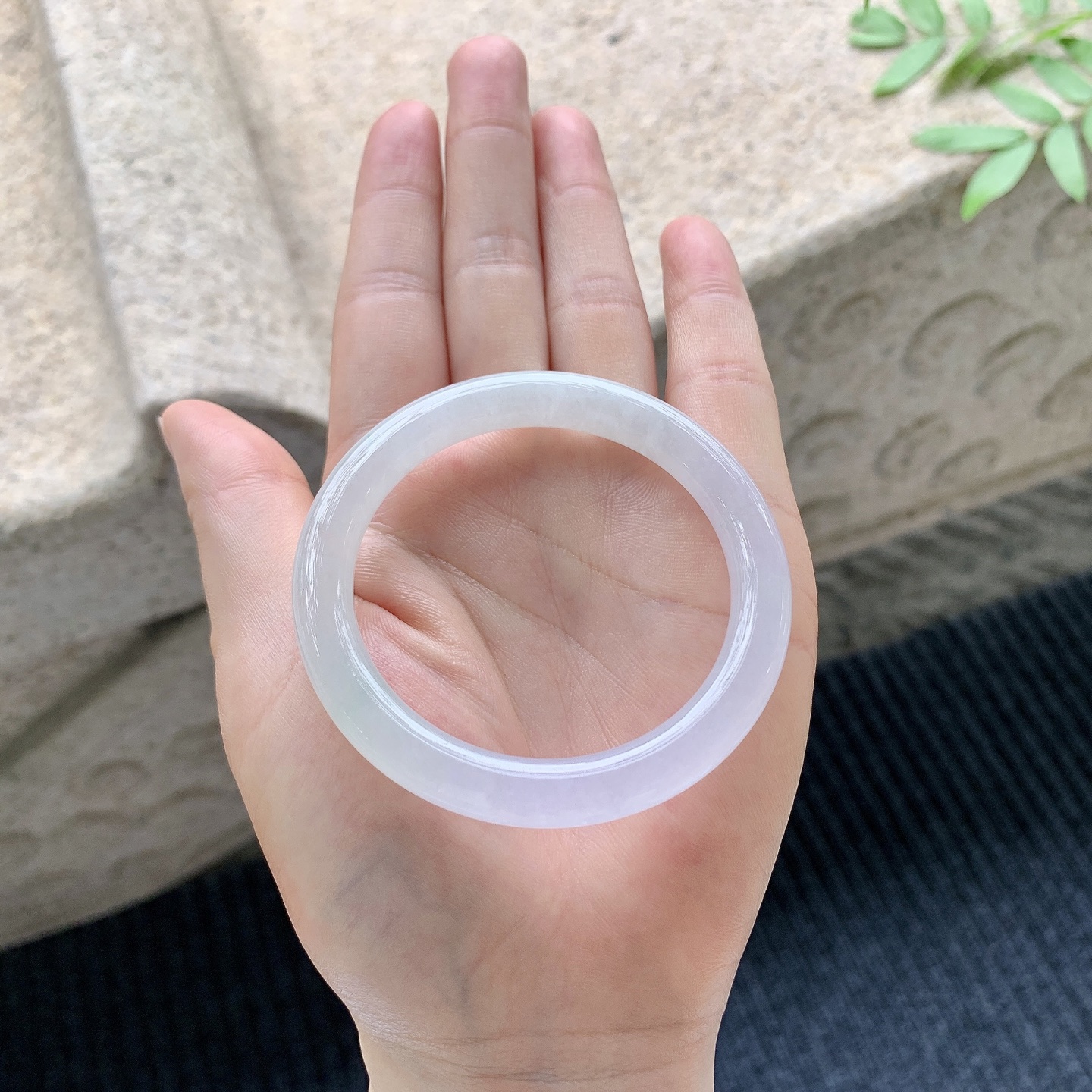 圆条49 50【圈口】50/7/7.8【编码】GL041048【描述】糯冰淡粉紫，水润，种老，细腻，打灯有棉线