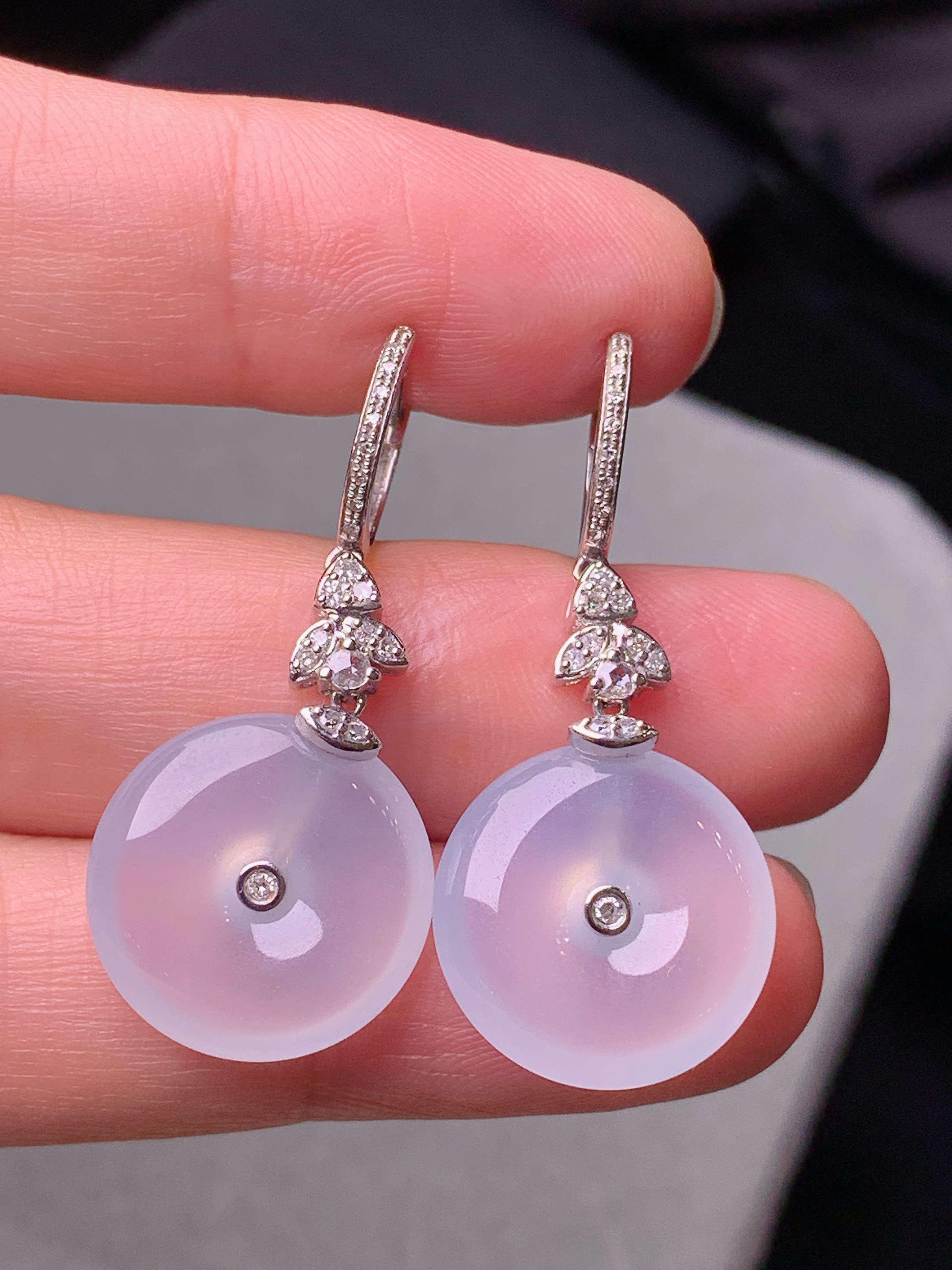 18k金钻镶嵌冰种平安扣耳坠 玉质细腻 色泽艳丽清新 水润亮眼 整体尺寸34*15.3*4.2y4