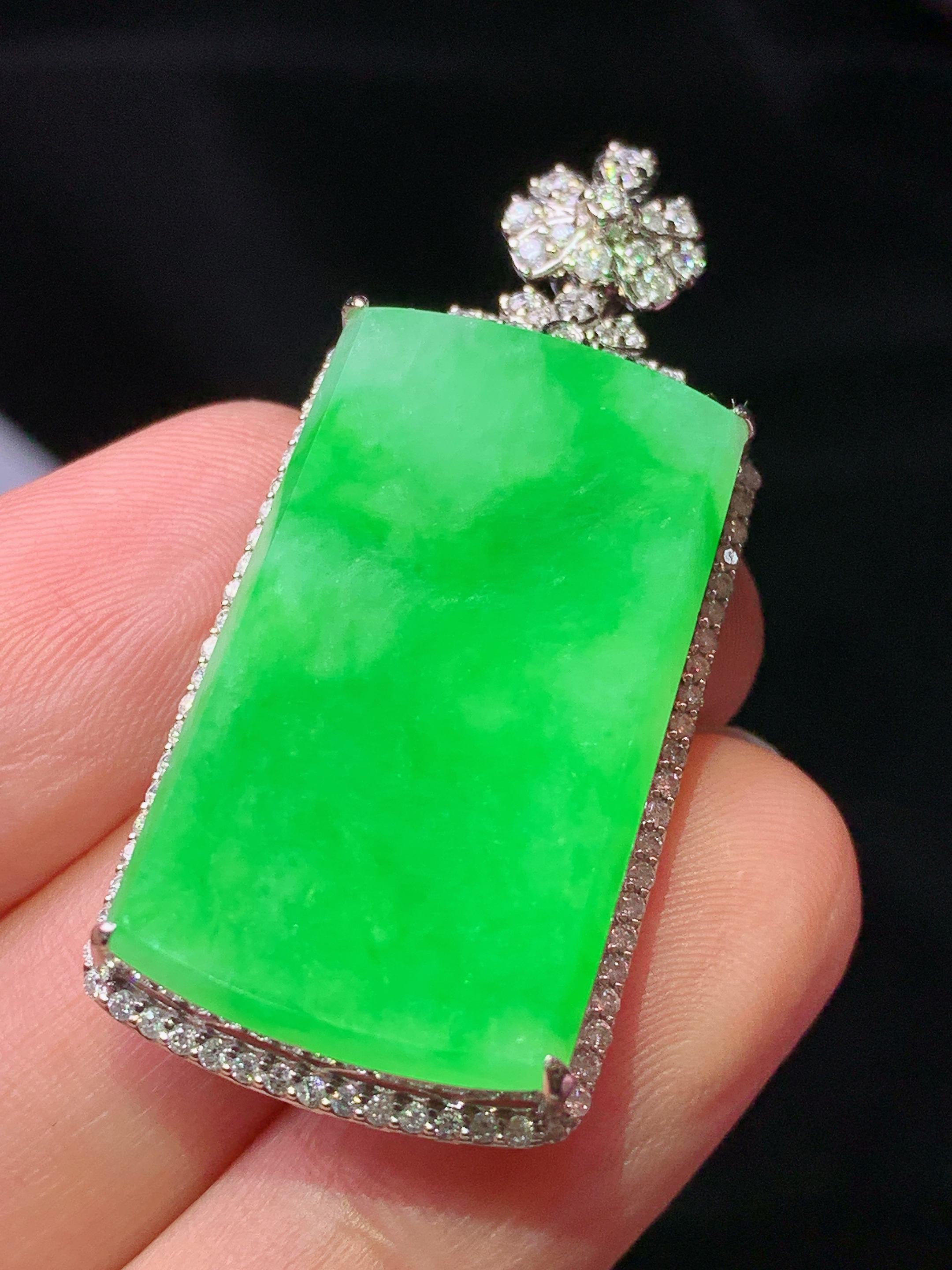 18k金钻镶嵌翠绿无事牌吊坠 玉质细腻 色泽艳丽清新 水润亮眼 整体尺寸42.3*19*8j2