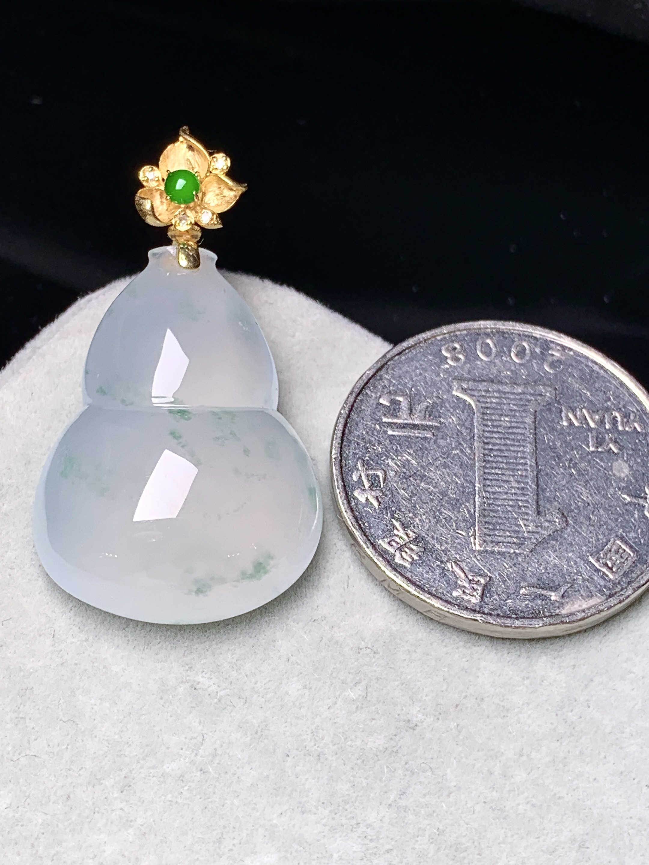 18k金镶嵌冰种葫芦吊坠 玉质细腻 色泽艳丽清新 水润亮眼 整体尺寸35.5*19.5*9*2x