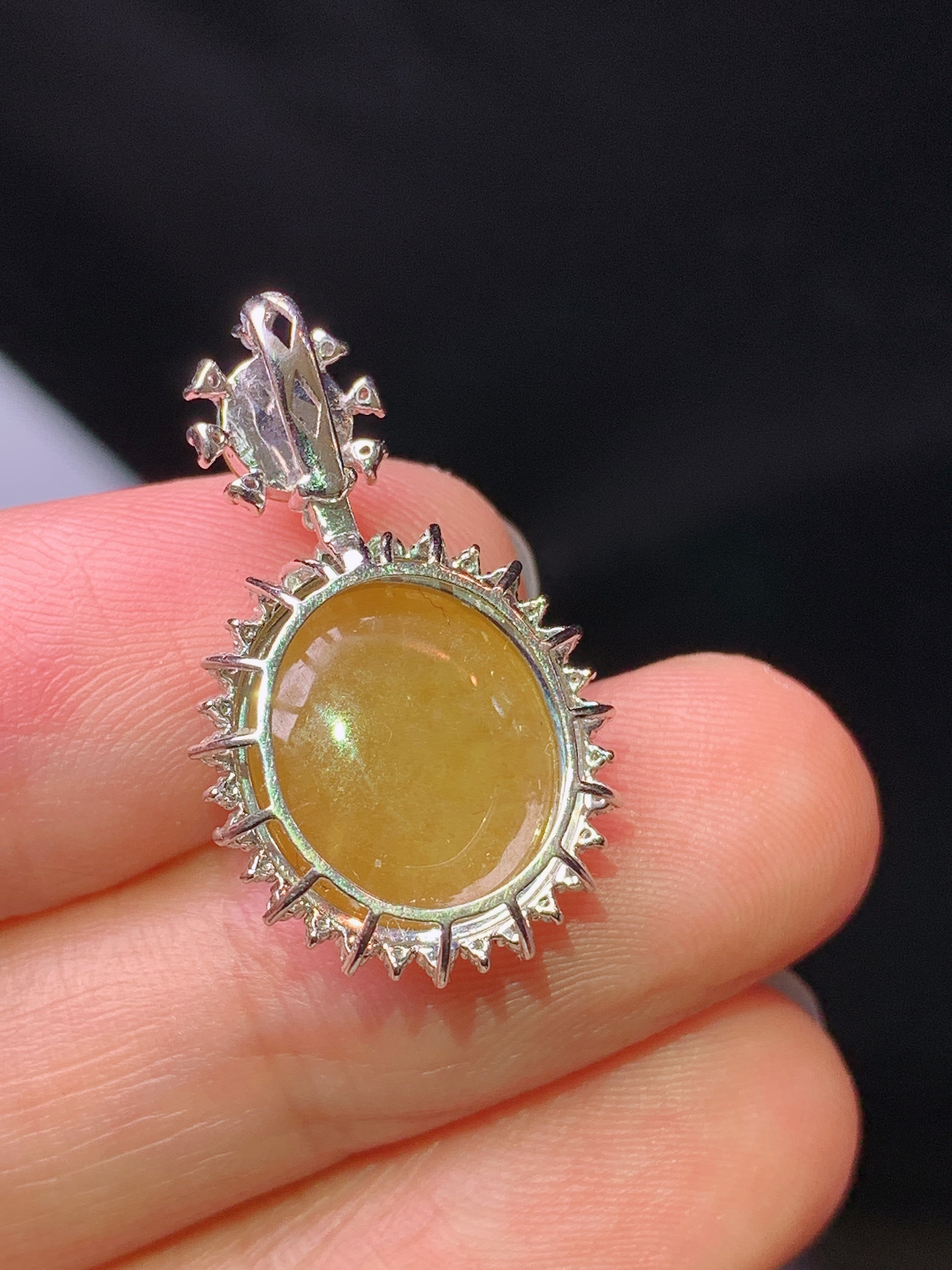 18k金钻镶嵌黄翡蛋面吊坠 玉质细腻 色泽艳丽清新 水润亮眼 整体尺寸24.8*14.6*8x5