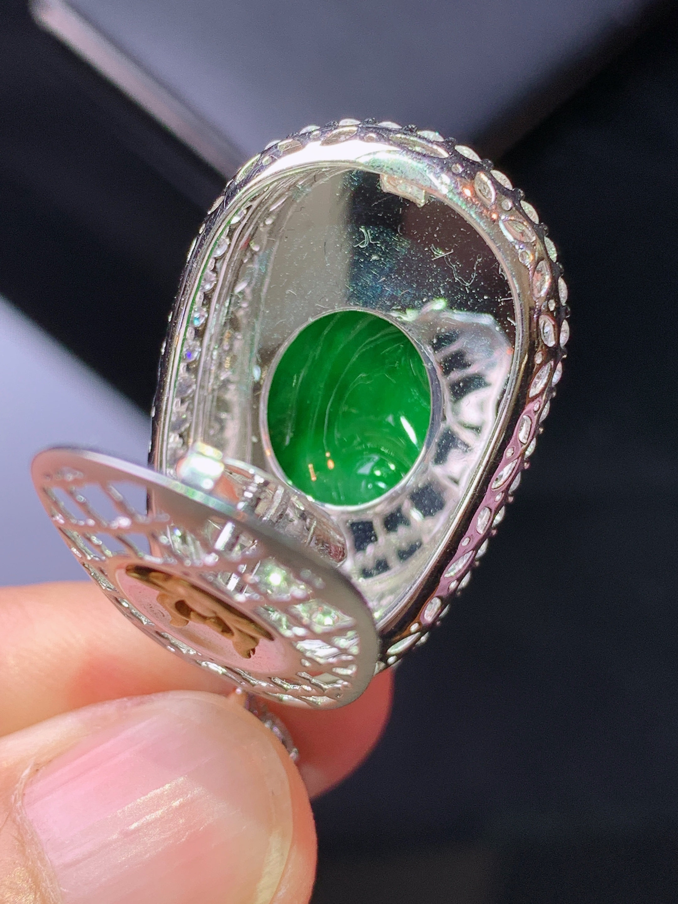 18k金钻镶嵌满绿如意吊坠 玉质细腻 色泽艳丽清新 水润亮眼 整体尺寸39*19.3*9.3z1