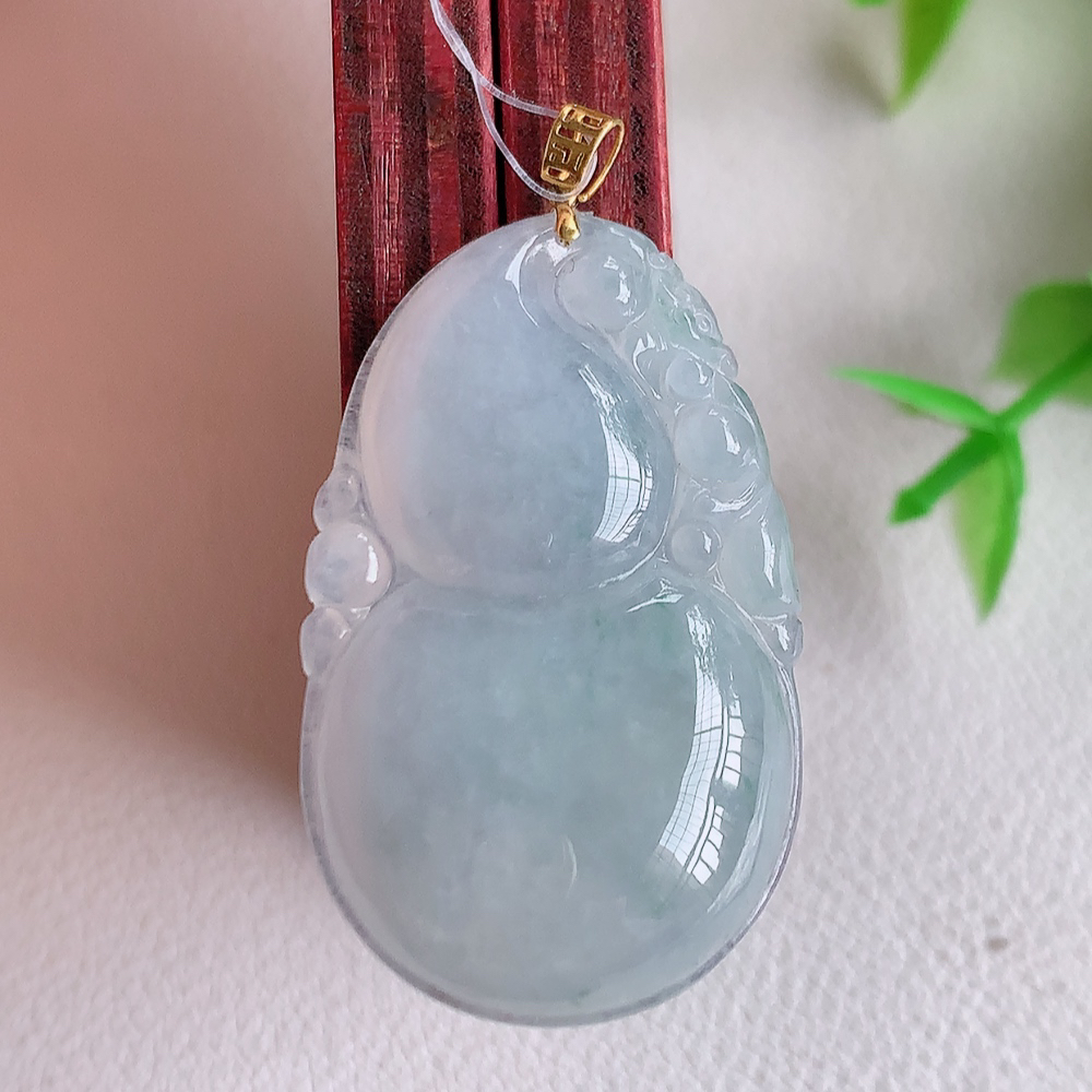 18k金扣冰润葫芦翡翠吊坠  寓意“福禄双全，加官进爵，财源滚滚” 莹润通透，抱满大气  清新脱俗    W49.8 尺寸：33.5-20.2-5.8mm