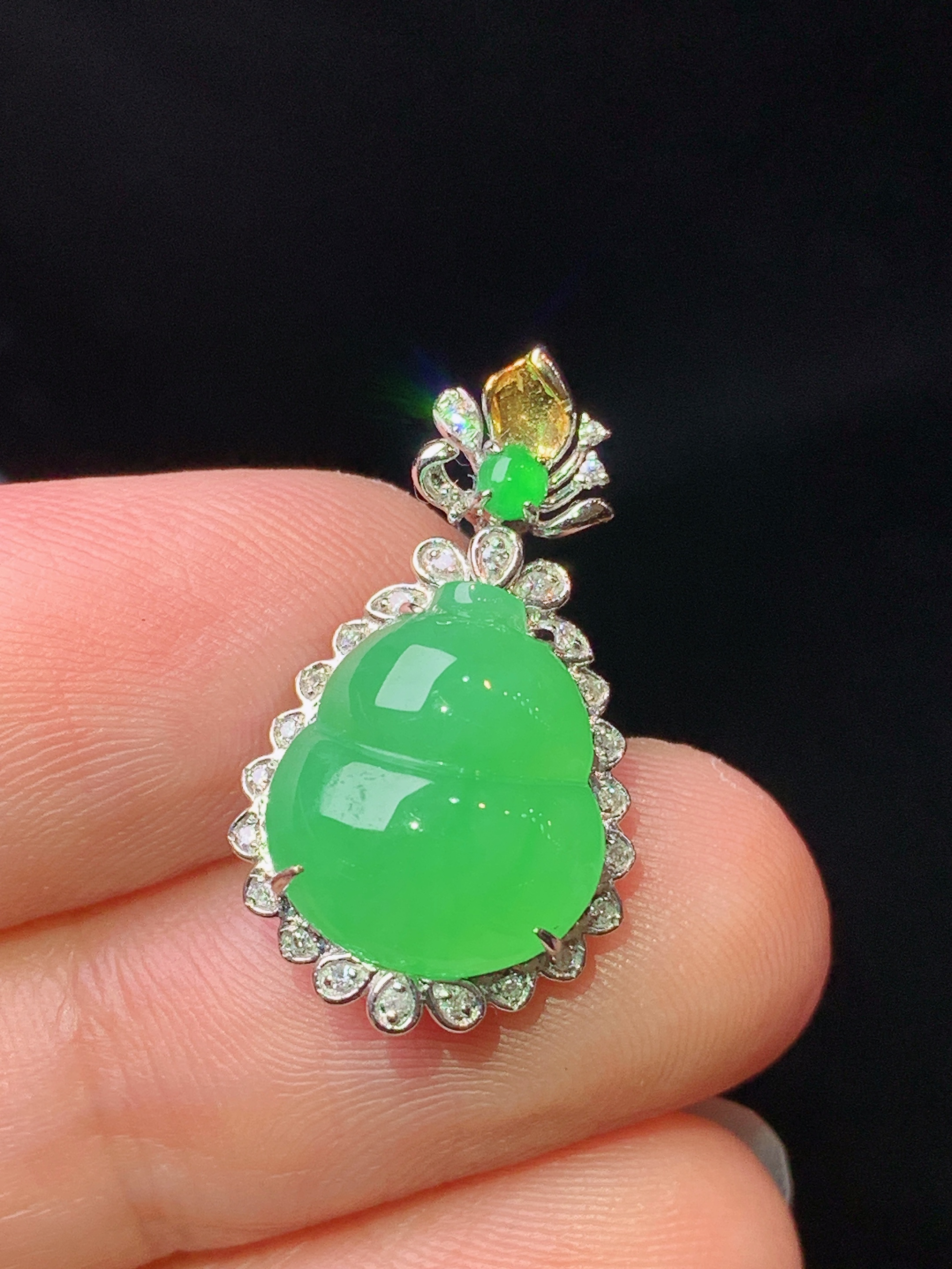 18k金钻镶嵌翠绿葫芦吊坠 玉质细腻 色泽艳丽清新 水润亮眼 整体尺寸22*12.5*7x5