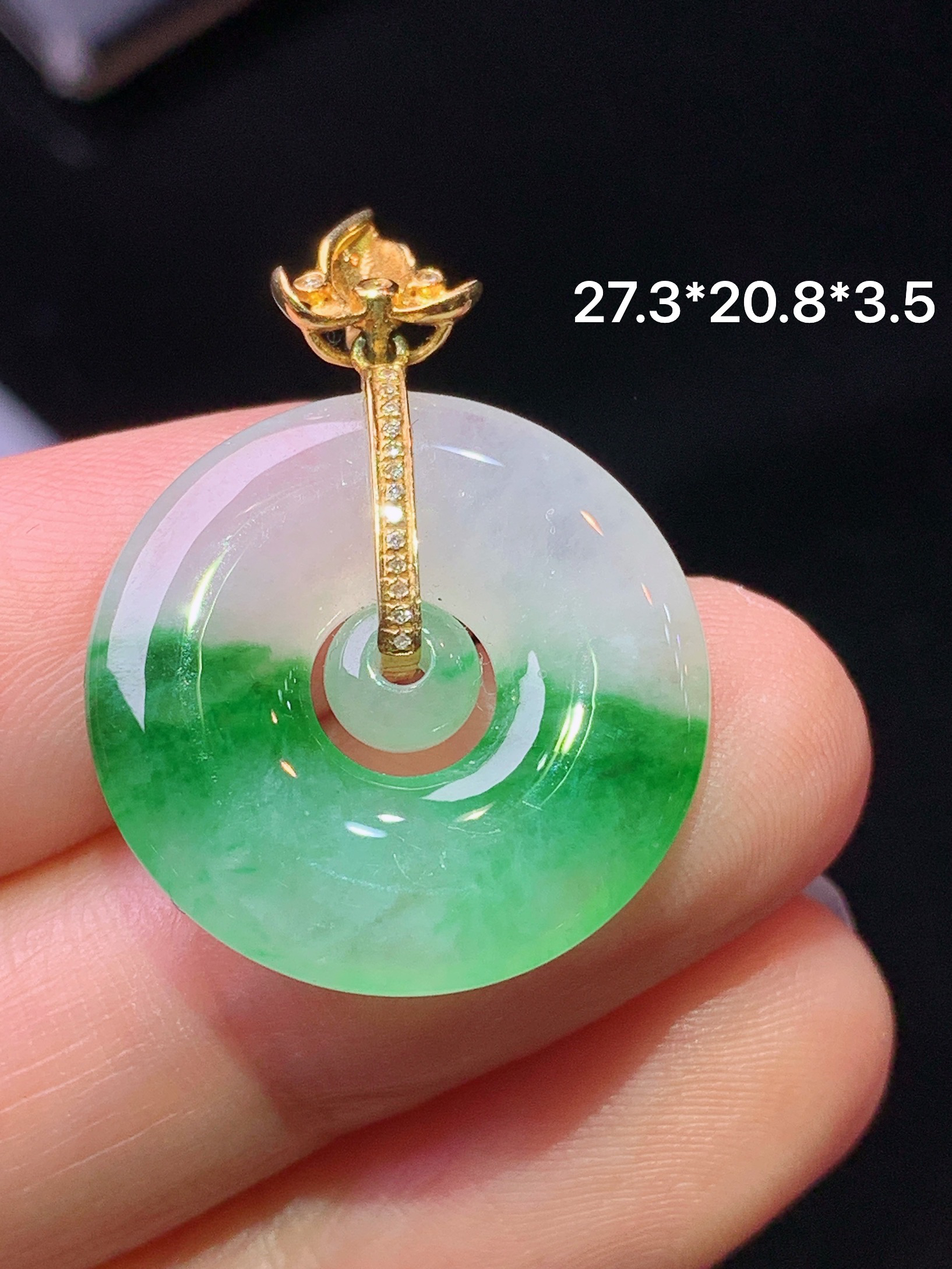 18k金钻镶嵌飘绿子母扣吊坠 玉质细腻 色泽艳丽清新 水润亮眼 整体尺寸27.3*20.8*3.5m1