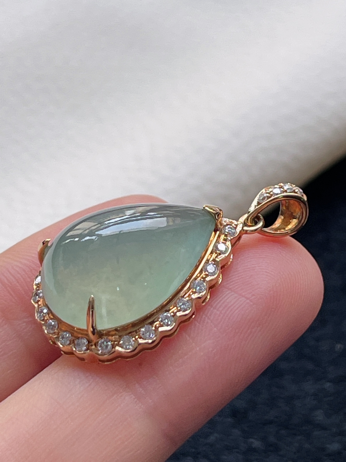 18k金翡翠冰糯种淡绿色水滴型挂件