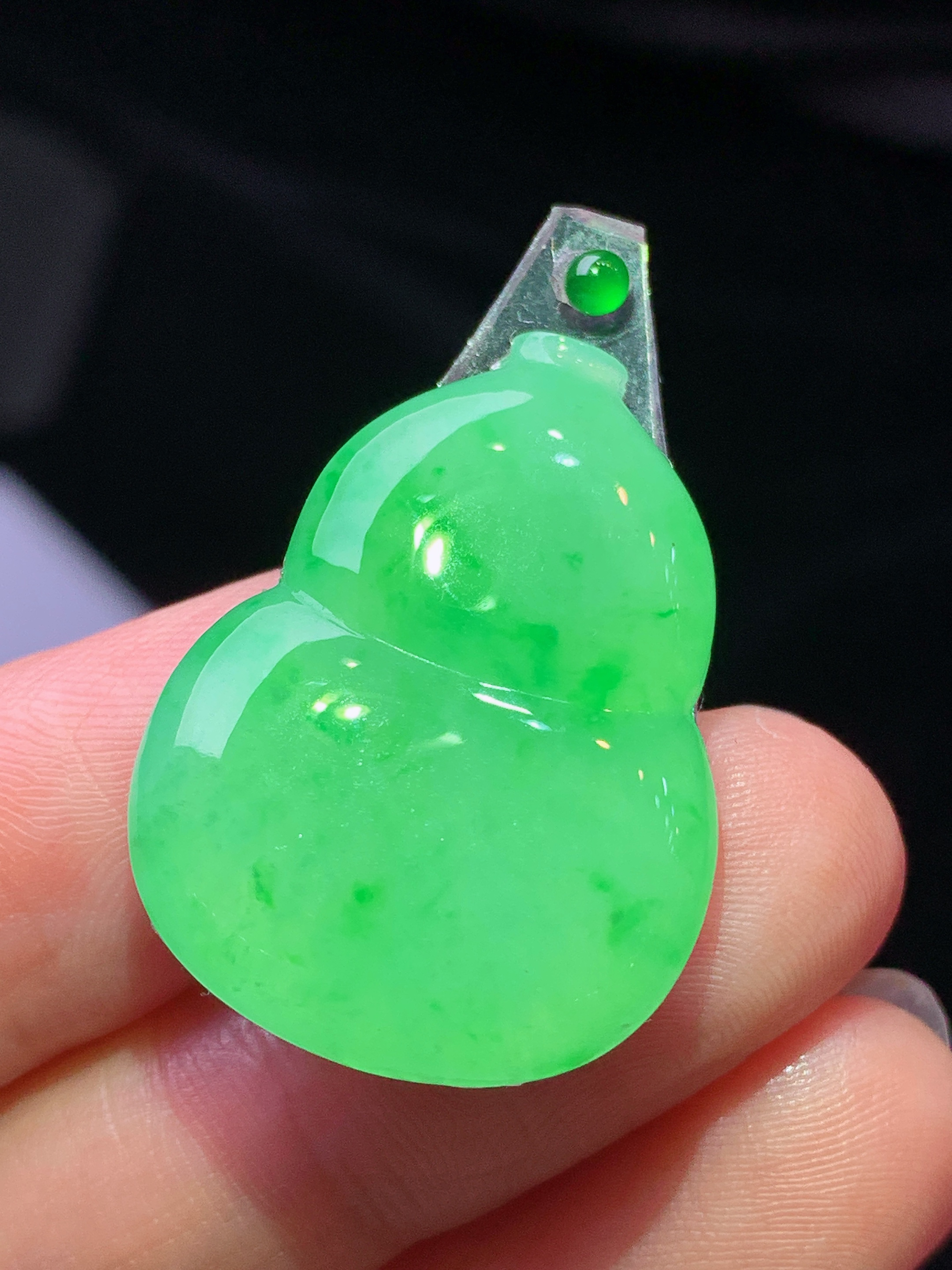 镶嵌款 翠绿葫芦吊坠 玉质细腻 色泽艳丽清新 水润亮眼 整体尺寸27.7*20.7*3.8*2x