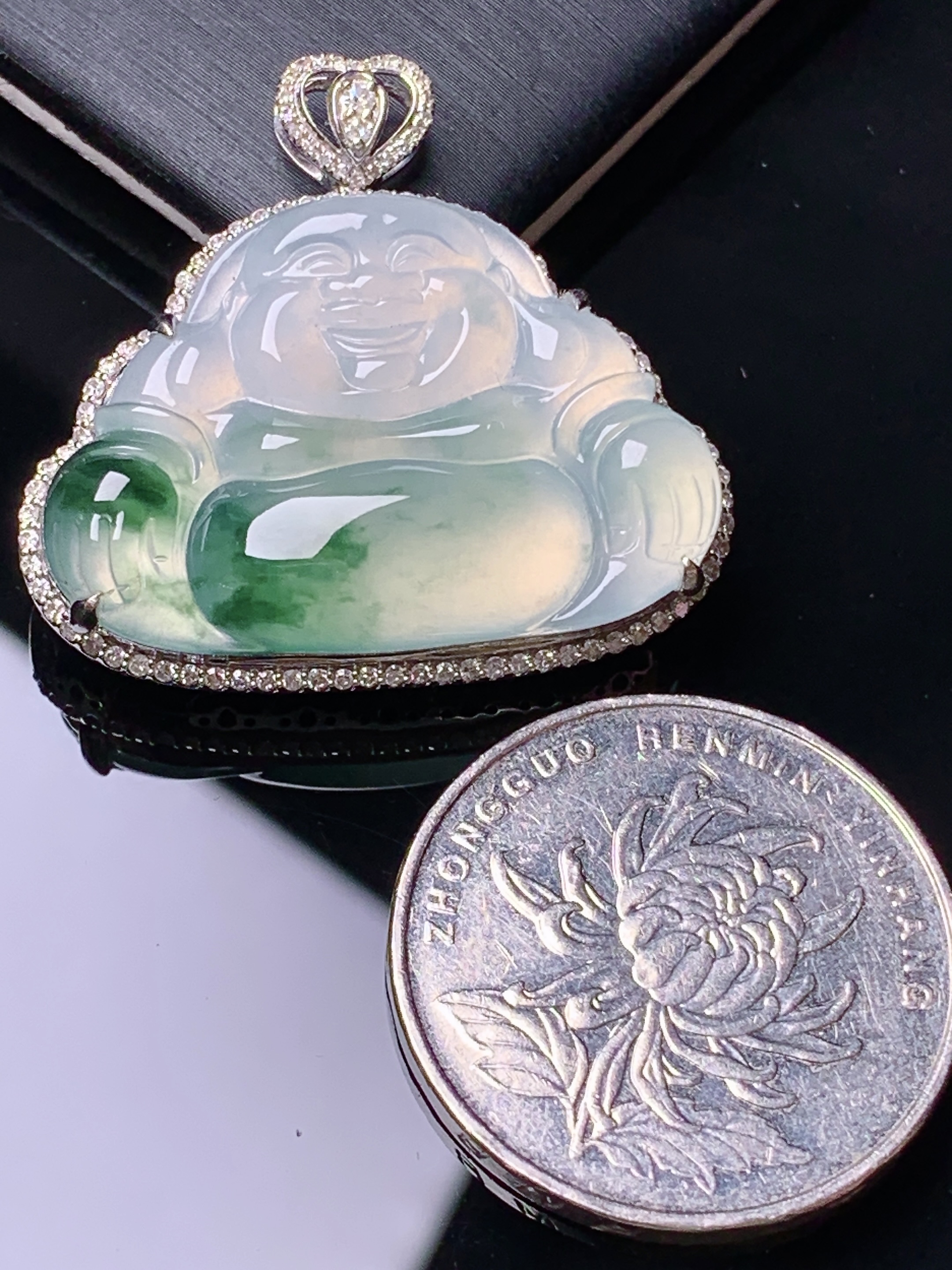 18k金钻镶嵌冰种飘绿佛公吊坠 玉质细腻 色泽艳丽清新 水润亮眼 整体尺寸29*32*8.6y4