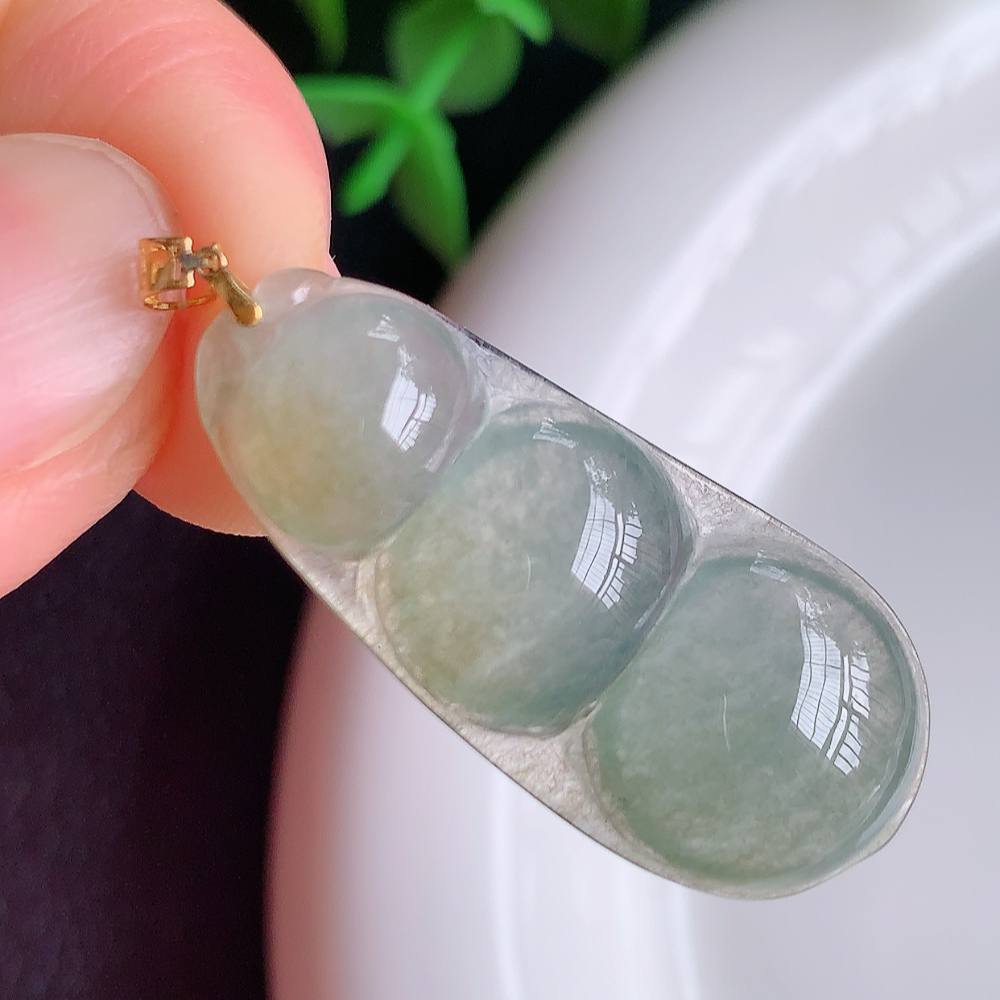 冰润飘黄翡福豆翡翠挂件，老种飘花  冰清玉洁  胶感十足  寓意“四季平安，福气满满”颜色鲜艳，清新自然，饱满通透   W49.8  尺寸：32.2-14-5mm