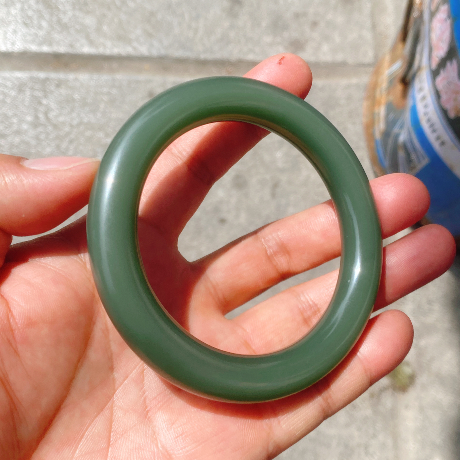 臻品圈口61/11和田玉俄罗斯碧玉冰底鸭蛋青圆条 玉质细腻油润。手推出油。品相大气