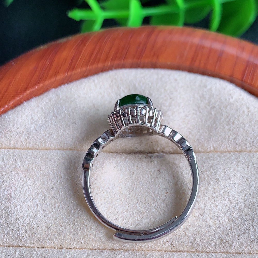 冰满绿翡翠蛋面戒指 925银镶嵌  玉质细腻  冰清玉润  飘花灵动  颜色漂亮  W481.8  内径尺寸：17-9.8-7mm  裸石尺寸：7mm