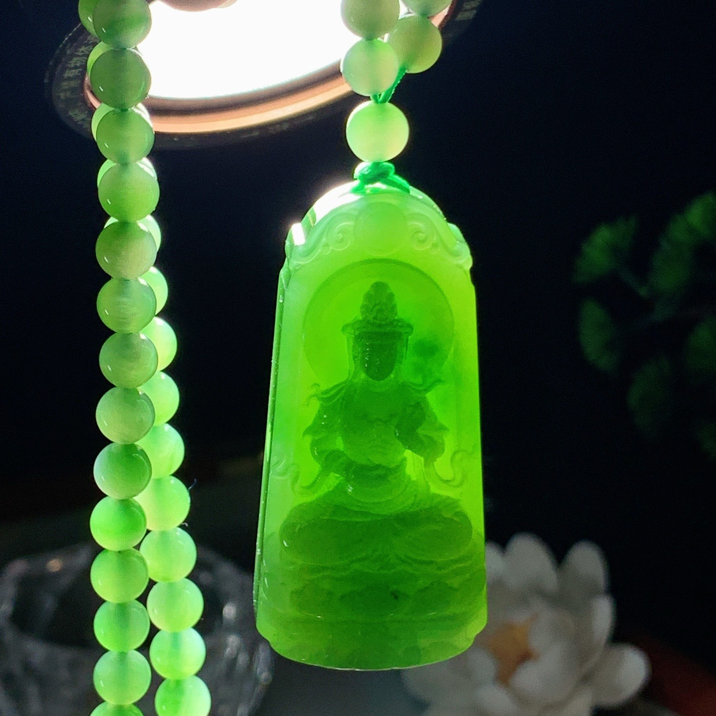 和田玉阳绿俄罗斯碧玉坐莲观音挂件。尺寸52/25/13重74克 玉质细腻油润 底色纯净 脂粉好，品质好。lt260407