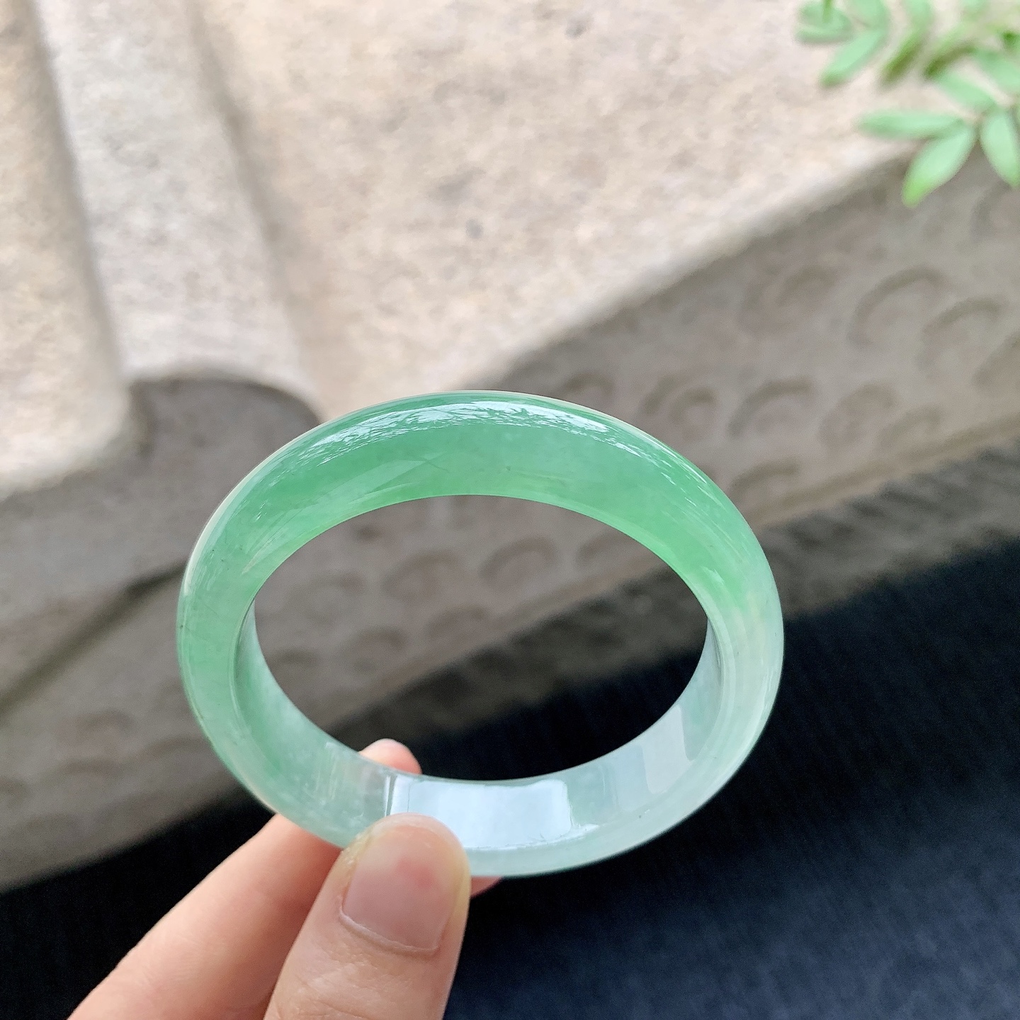 正圈50 51 【圈口】51.5/12/7.2 【编码】A1041041 【描述】糯冰飘绿，水润，种老，细腻，有纹线