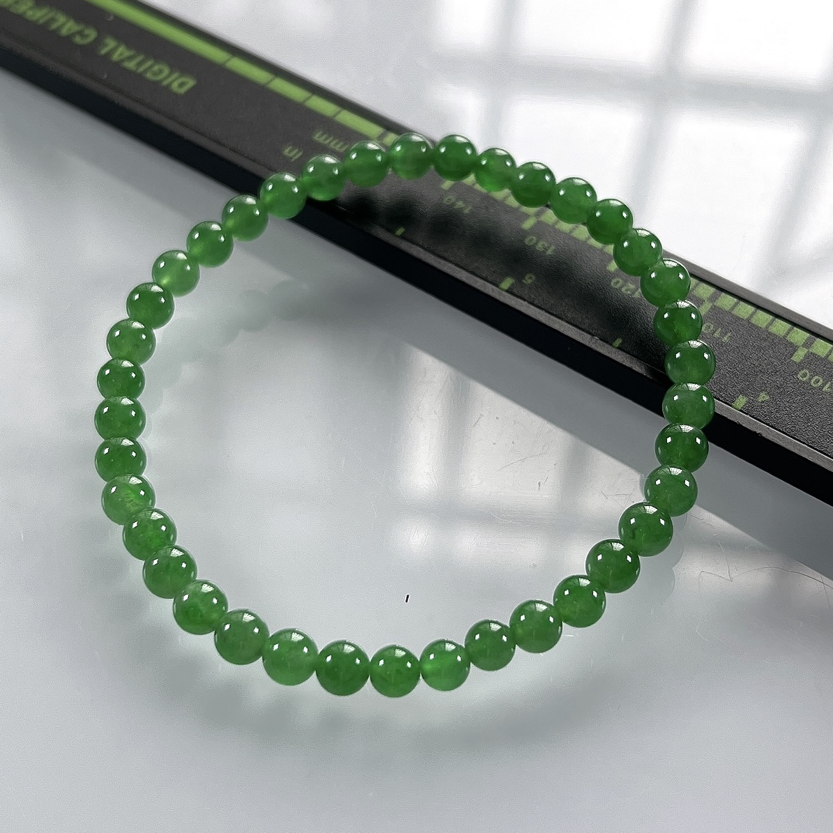 收藏级别，缅甸天然翡翠A货，卡4.6冰种起胶满绿阳绿小米珠小圆珠手串手链，尺寸：4.6mm/38颗，长度170mm，重量：6.06g