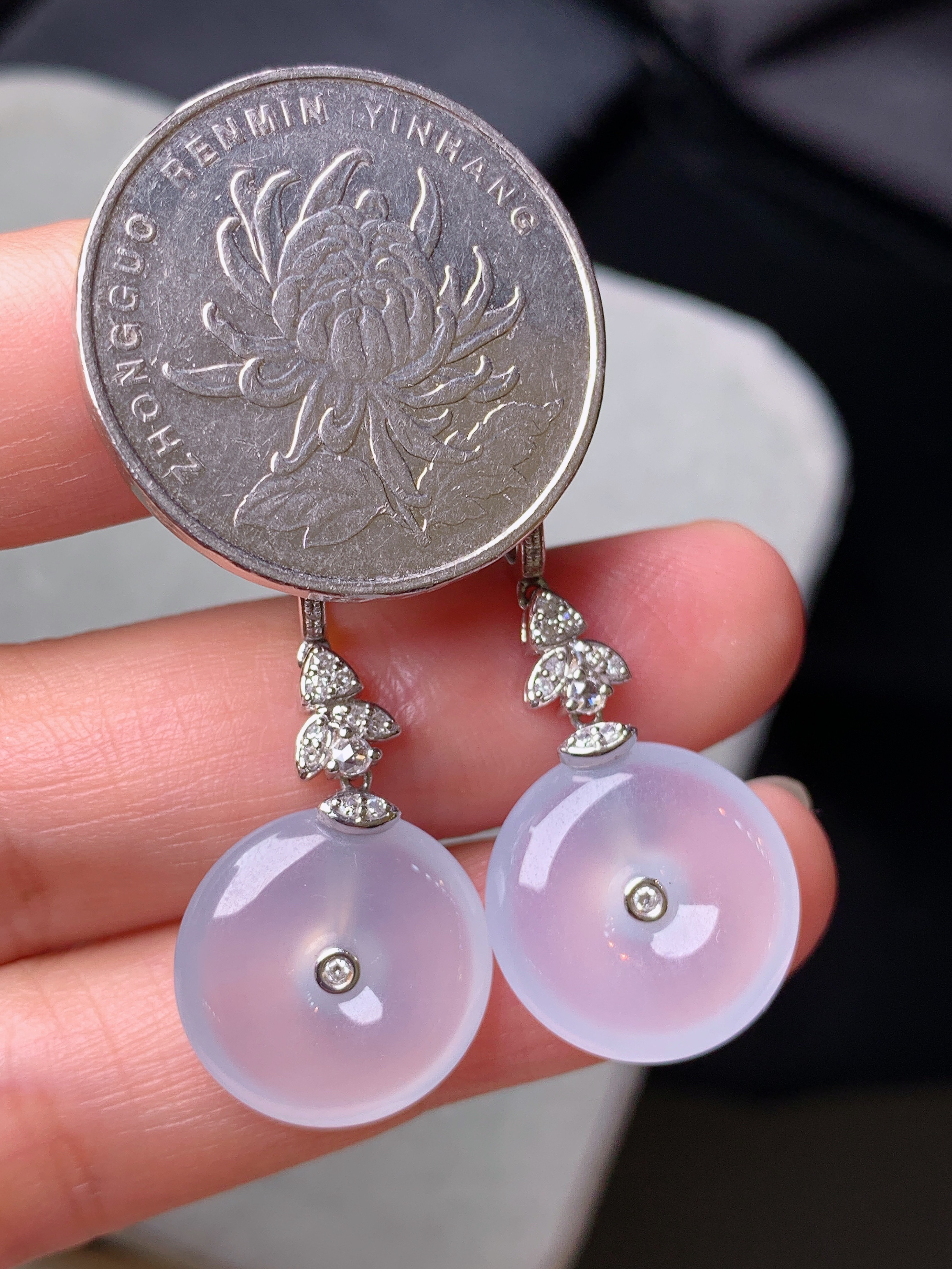 18k金钻镶嵌冰种平安扣耳坠 玉质细腻 色泽艳丽清新 水润亮眼 整体尺寸34*15.3*4.2y4