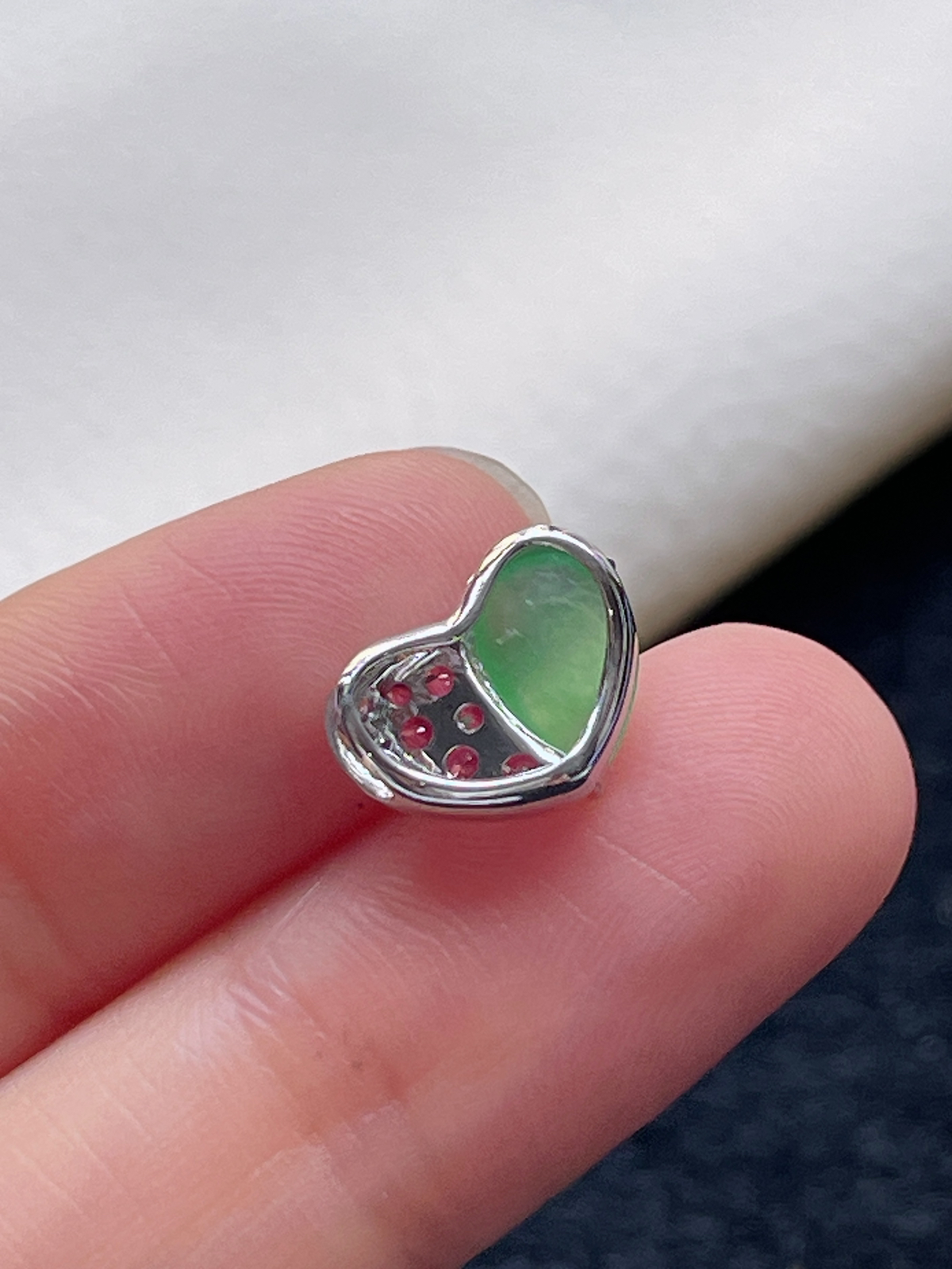 18k金翡翠冰糯种浅绿色爱心精致挂件