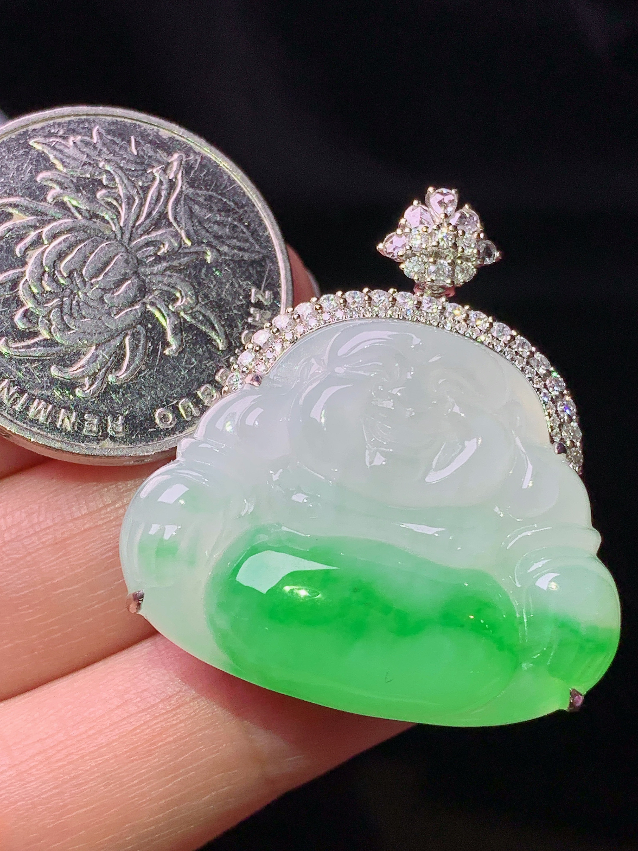 18k金钻镶嵌飘绿佛公吊坠 玉质细腻 色泽艳丽清新 水润亮眼 整体尺寸34*31*11.8j2