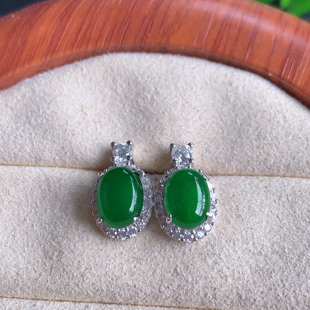 冰满绿翡翠925银镶嵌耳钉，自然光实拍，翠色灵动，颜色漂亮，种老水足，品相佳，佩戴佳品！W502.8