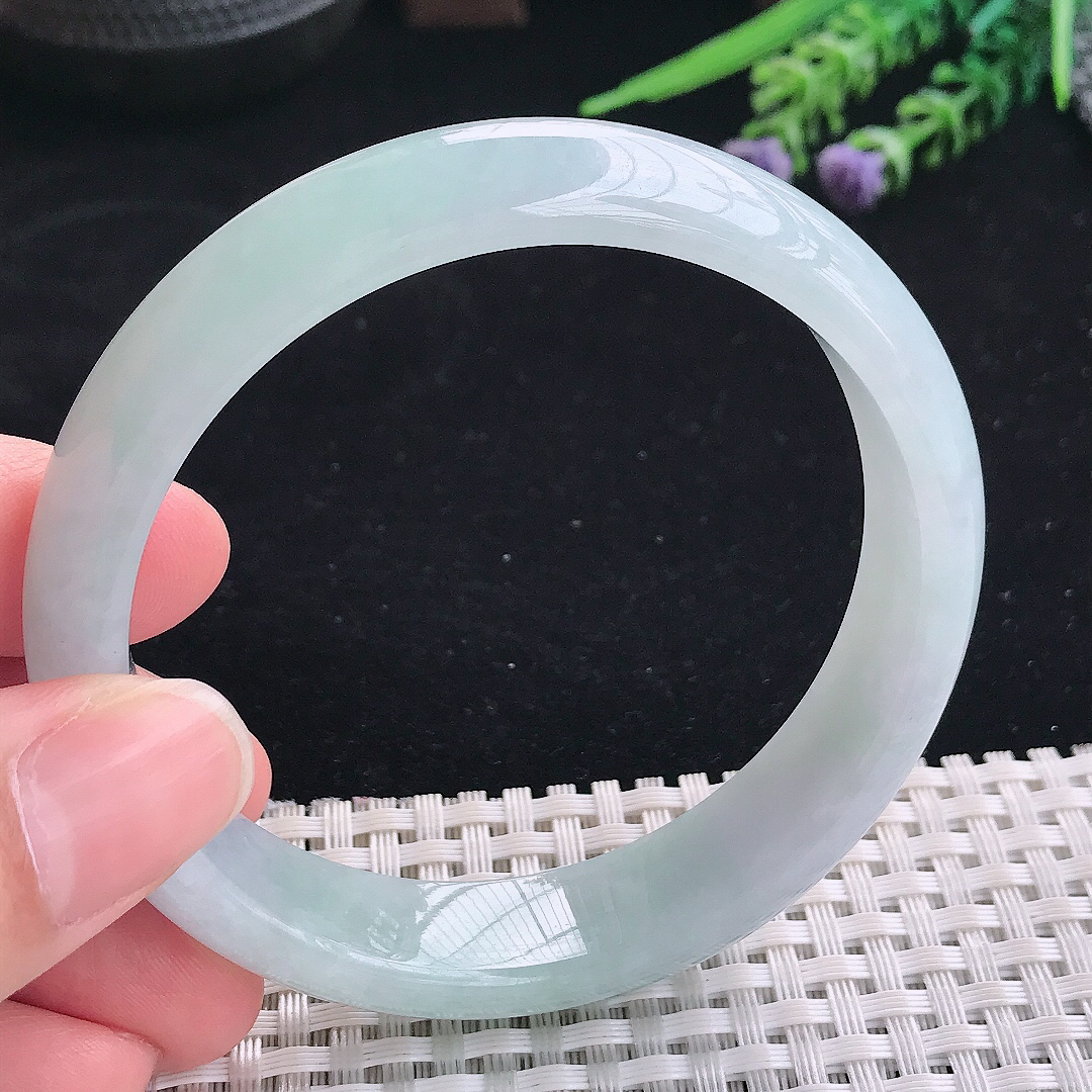 实拍A货翡翠59.5/13.8/7.6老坑秀气冰润浅绿手镯宽边玉镯平安镯美人镯