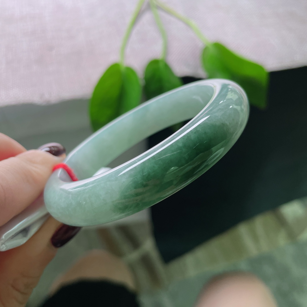 56.8/12.7/8.3，油青正圈，颜色由浅入深，过渡自然光，佩戴典雅