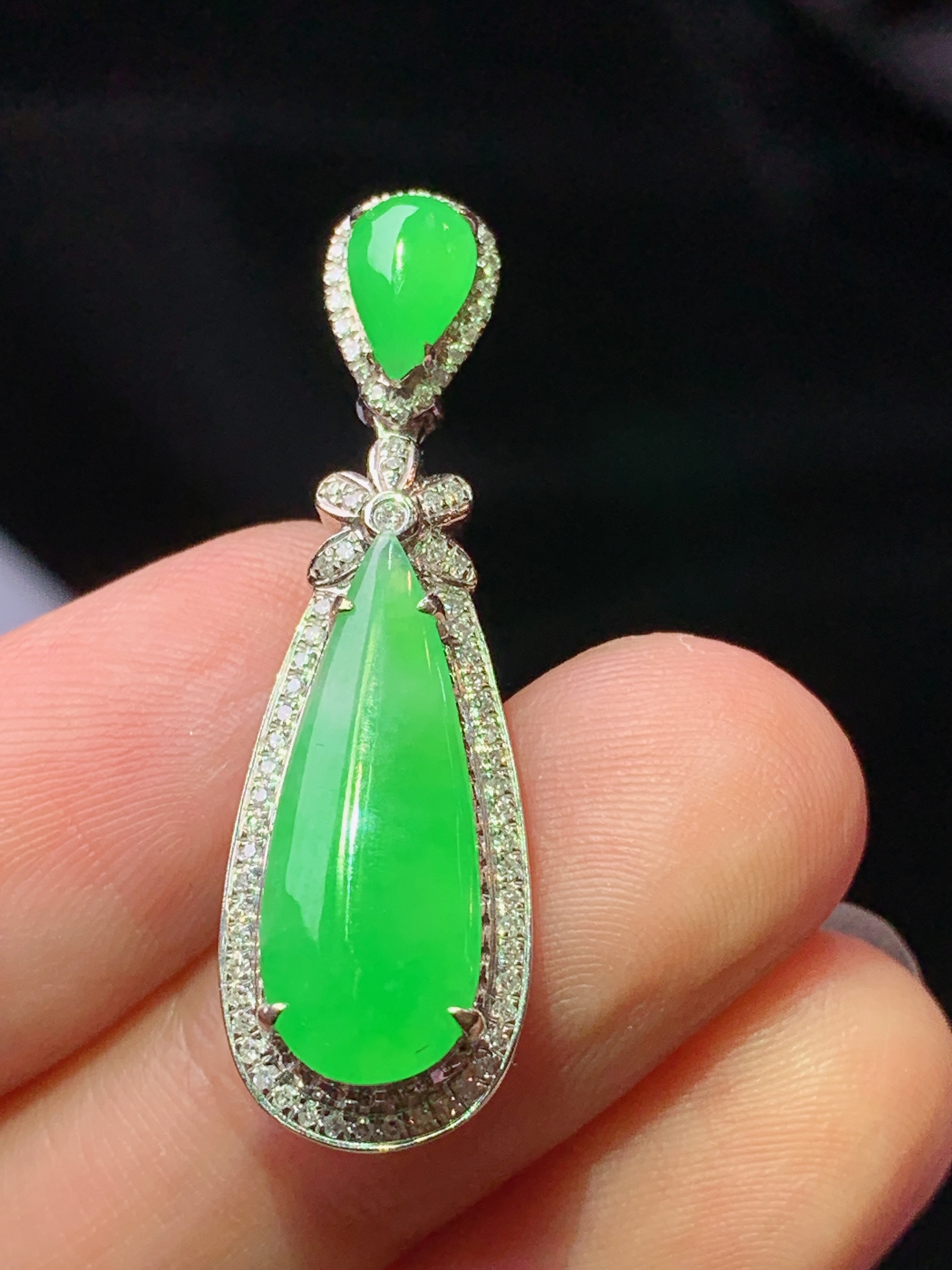 18k金钻镶嵌翠绿水滴吊坠 玉质细腻 色泽艳丽清新 水润亮眼 整体尺寸33.6*10.5*5.8j2