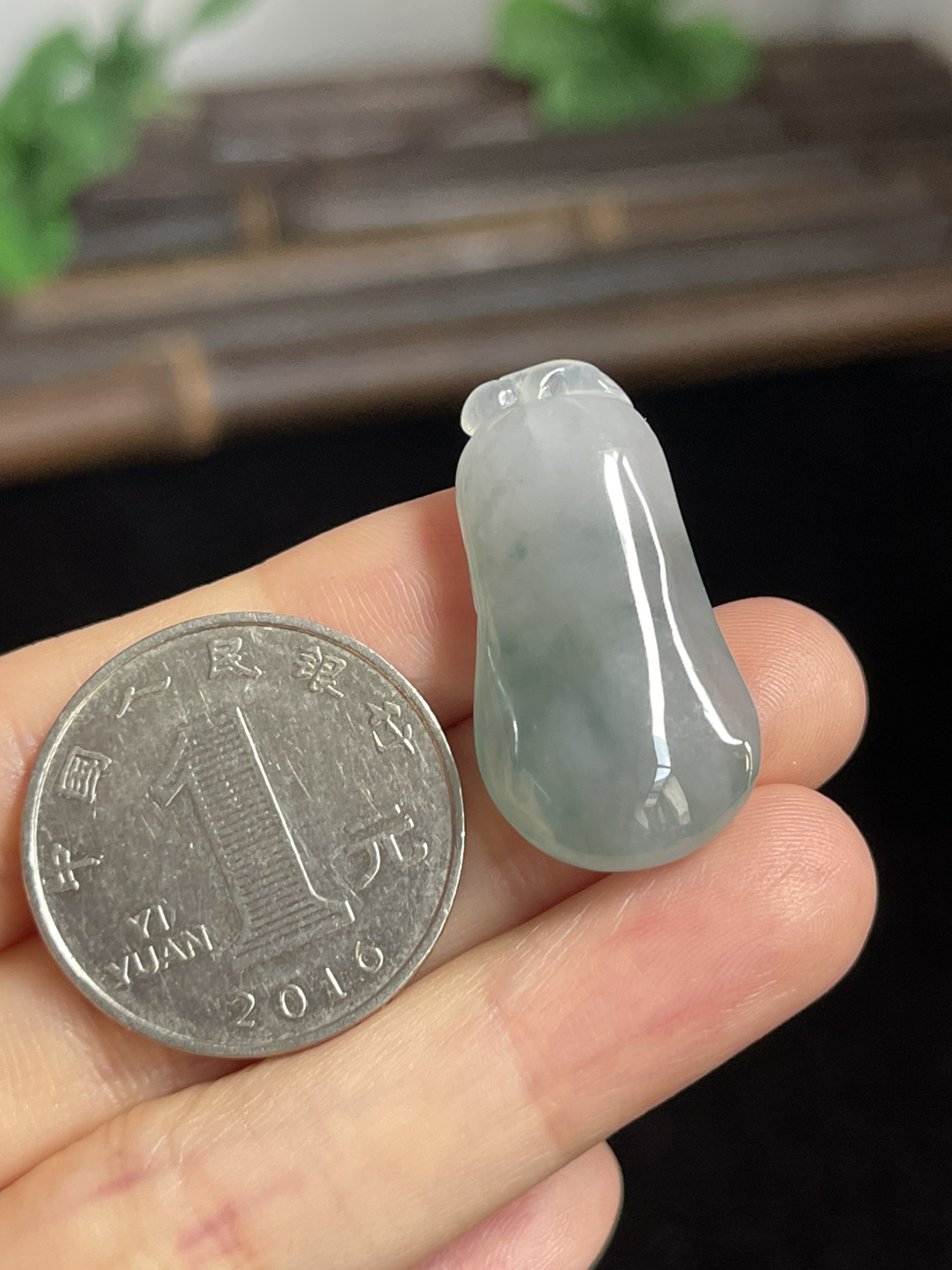 翡翠冰糯种浅绿色福瓜