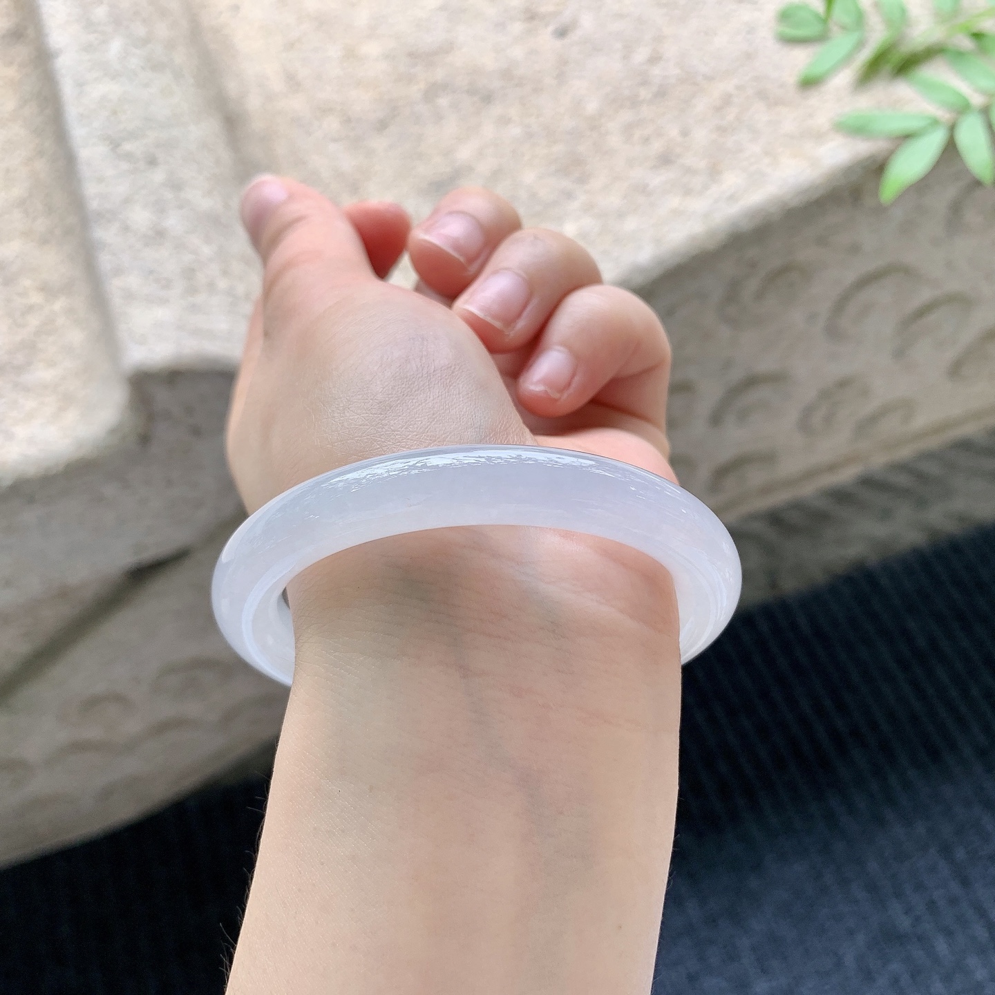 圆条52 53【圈口】53.5/9/9【编码】A9041011【描述】糯冰底色，水润，种老，细腻，无纹裂