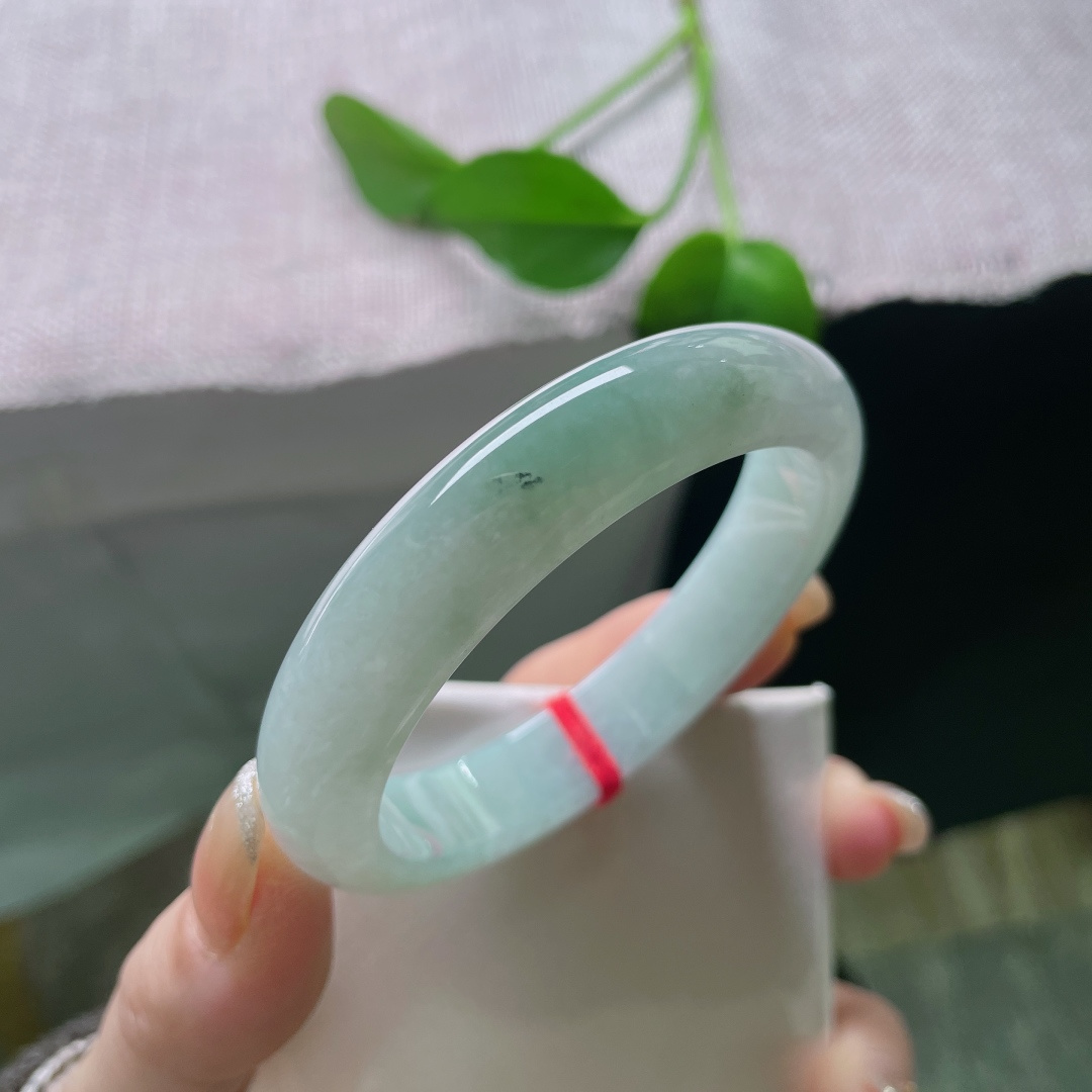 54/12.2/7.9，淡绿底正圈，水头好，种老，佩戴优雅端庄，素丽，乌鸡