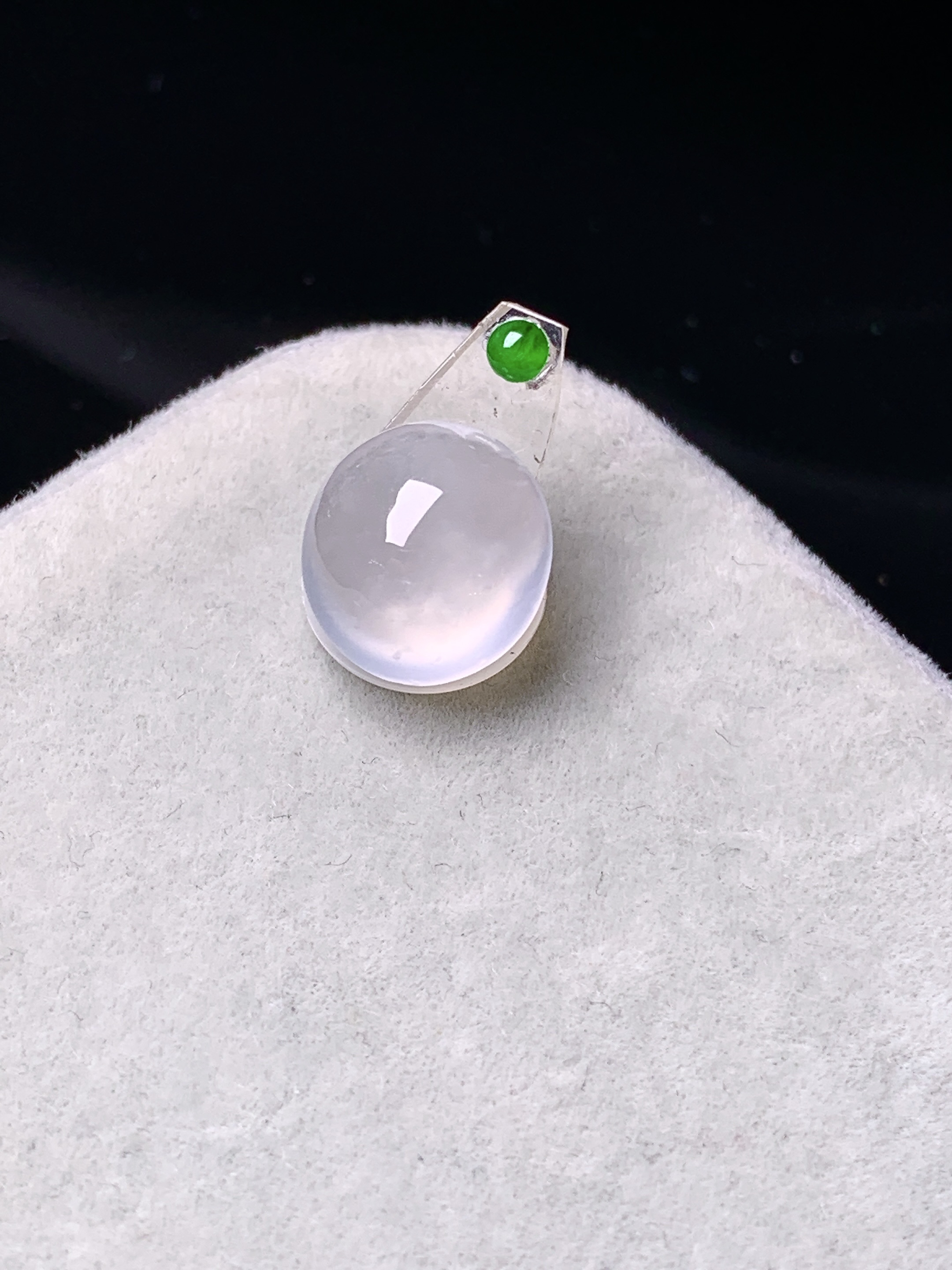 镶嵌款 冰种蛋面吊坠 玉质细腻 色泽艳丽清新 水润亮眼 整体尺寸10.5*9.8*5*2x