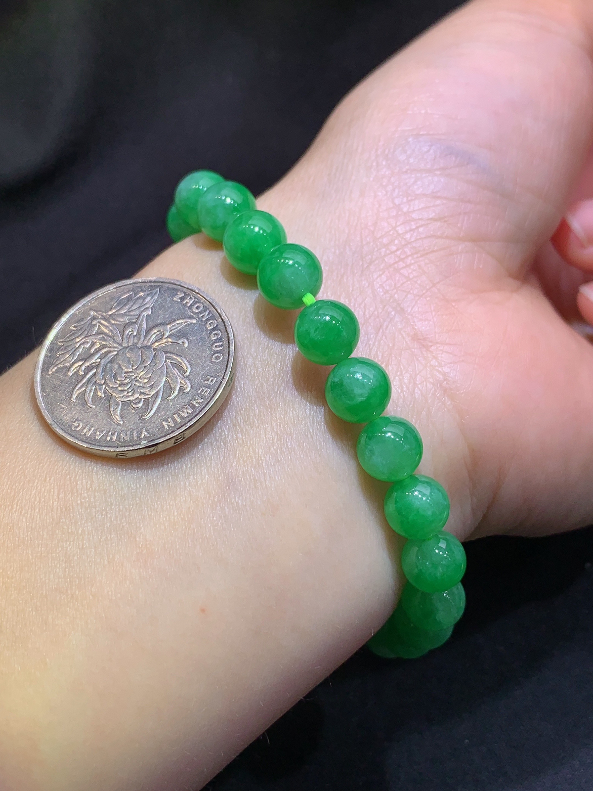 满绿圆珠手链 玉质细腻 色泽艳丽清新 水润亮眼 圈口13 整体尺寸7.9